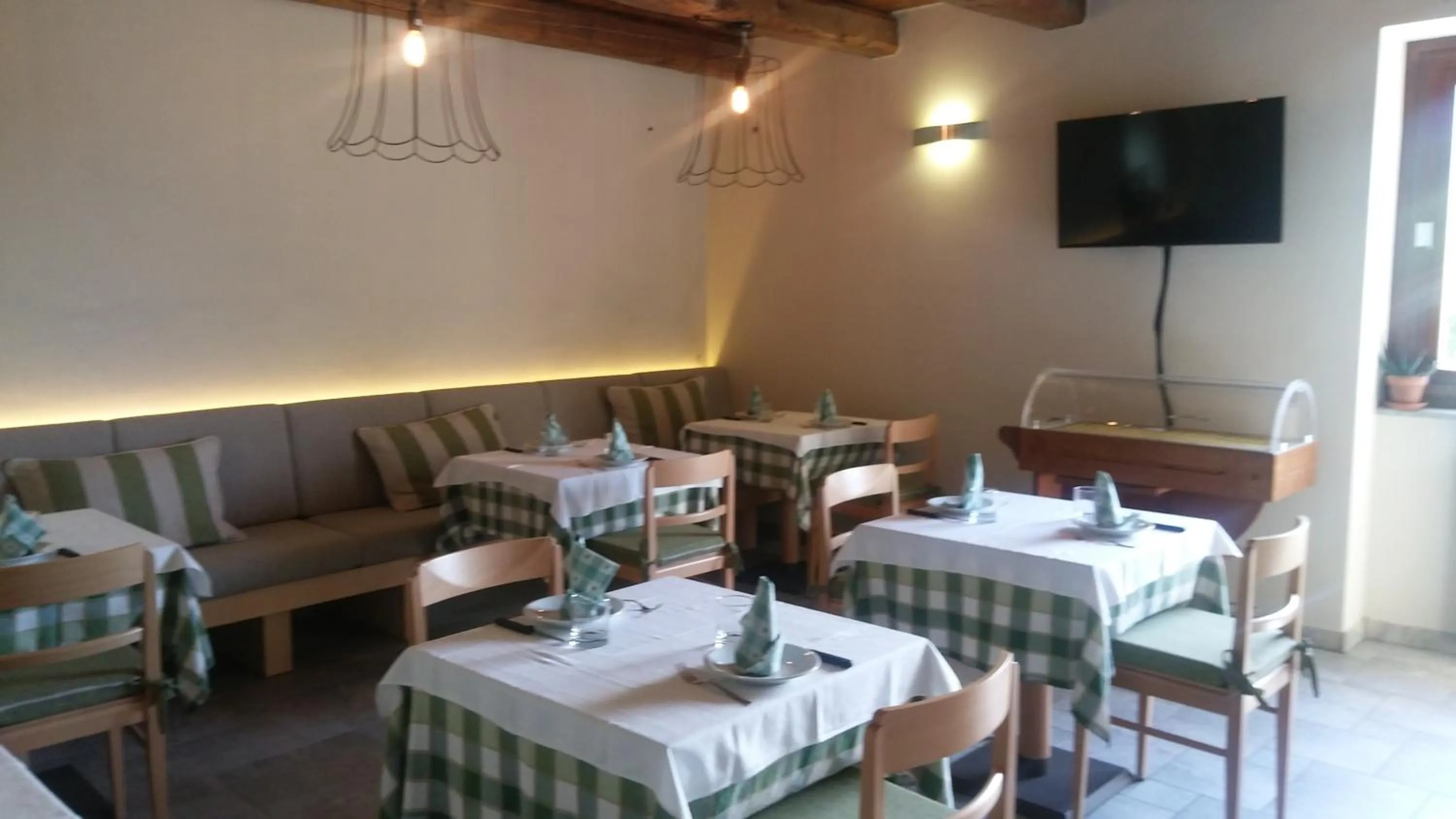 Restaurant/places to eat in Il Falco E La Volpe