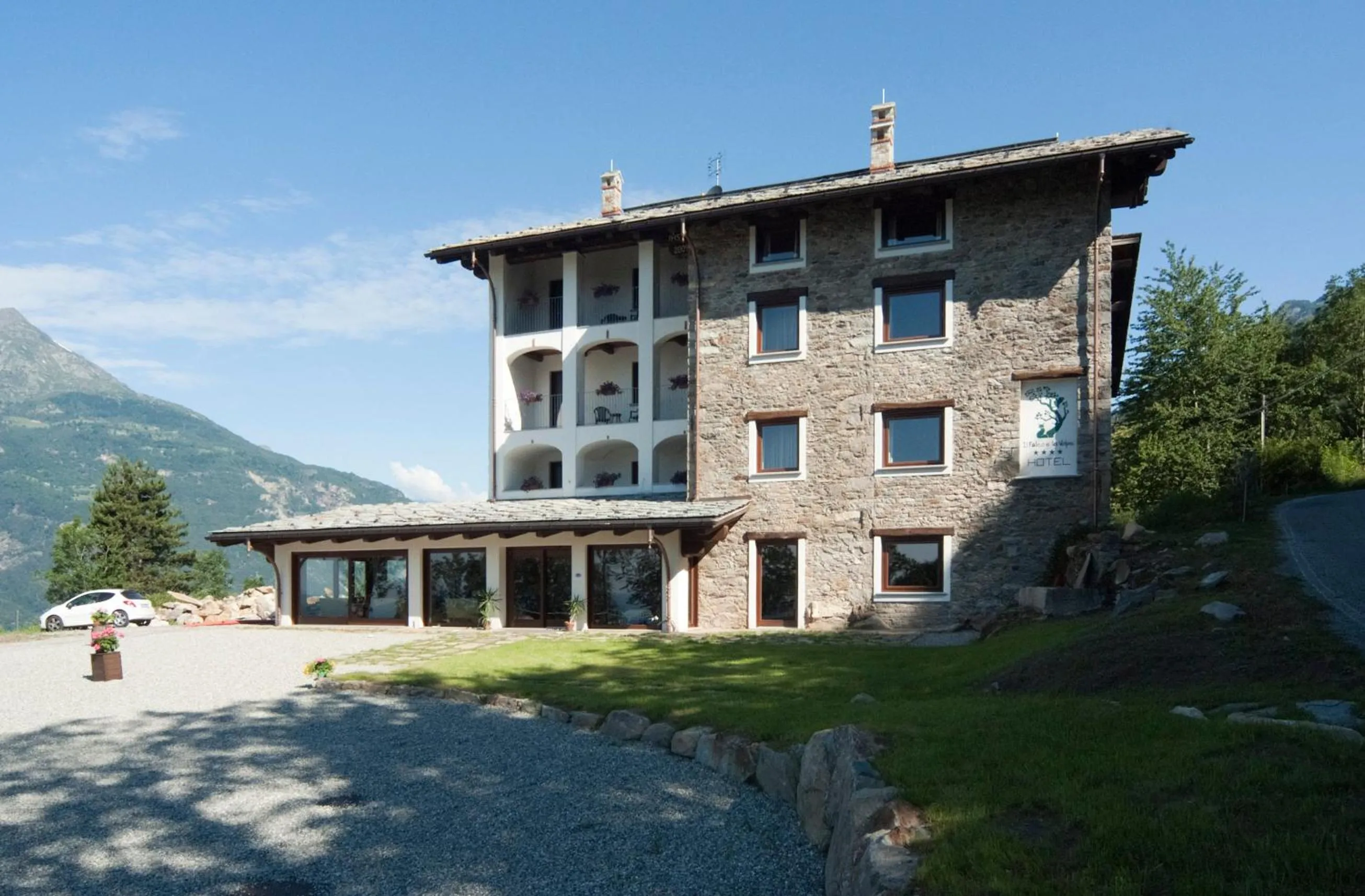 Facade/entrance in Il Falco E La Volpe