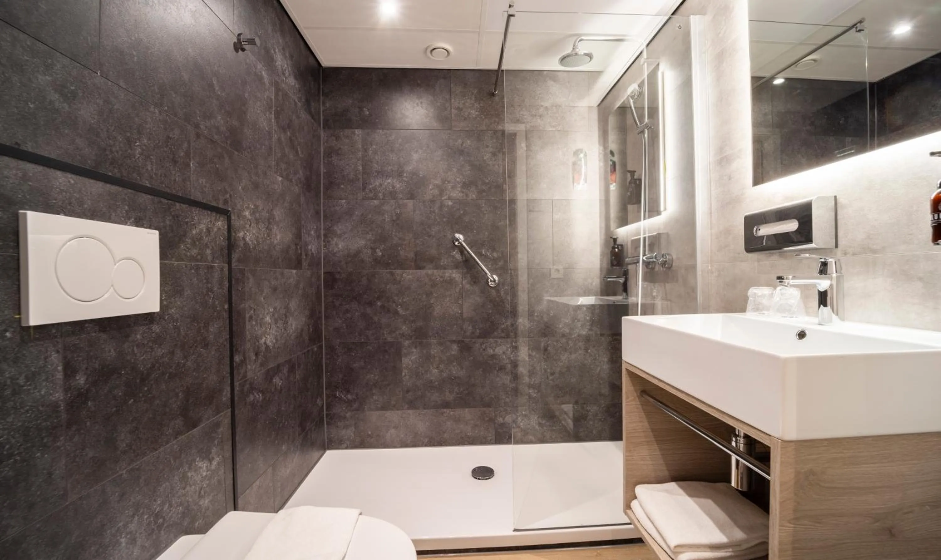 Shower in Fletcher Hotel Restaurant Doorwerth - Arnhem
