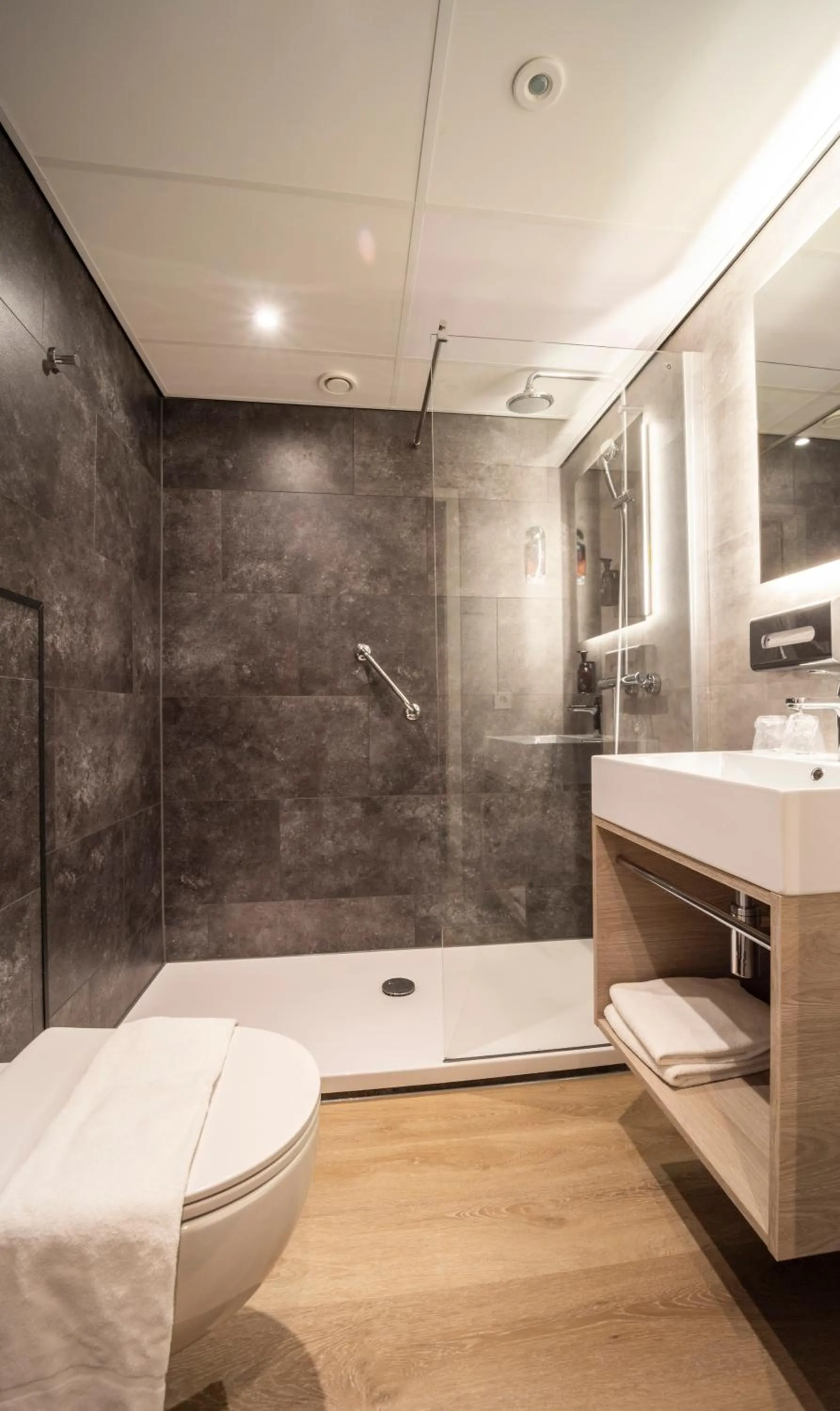 Bathroom, Bed in Fletcher Hotel Restaurant Doorwerth - Arnhem