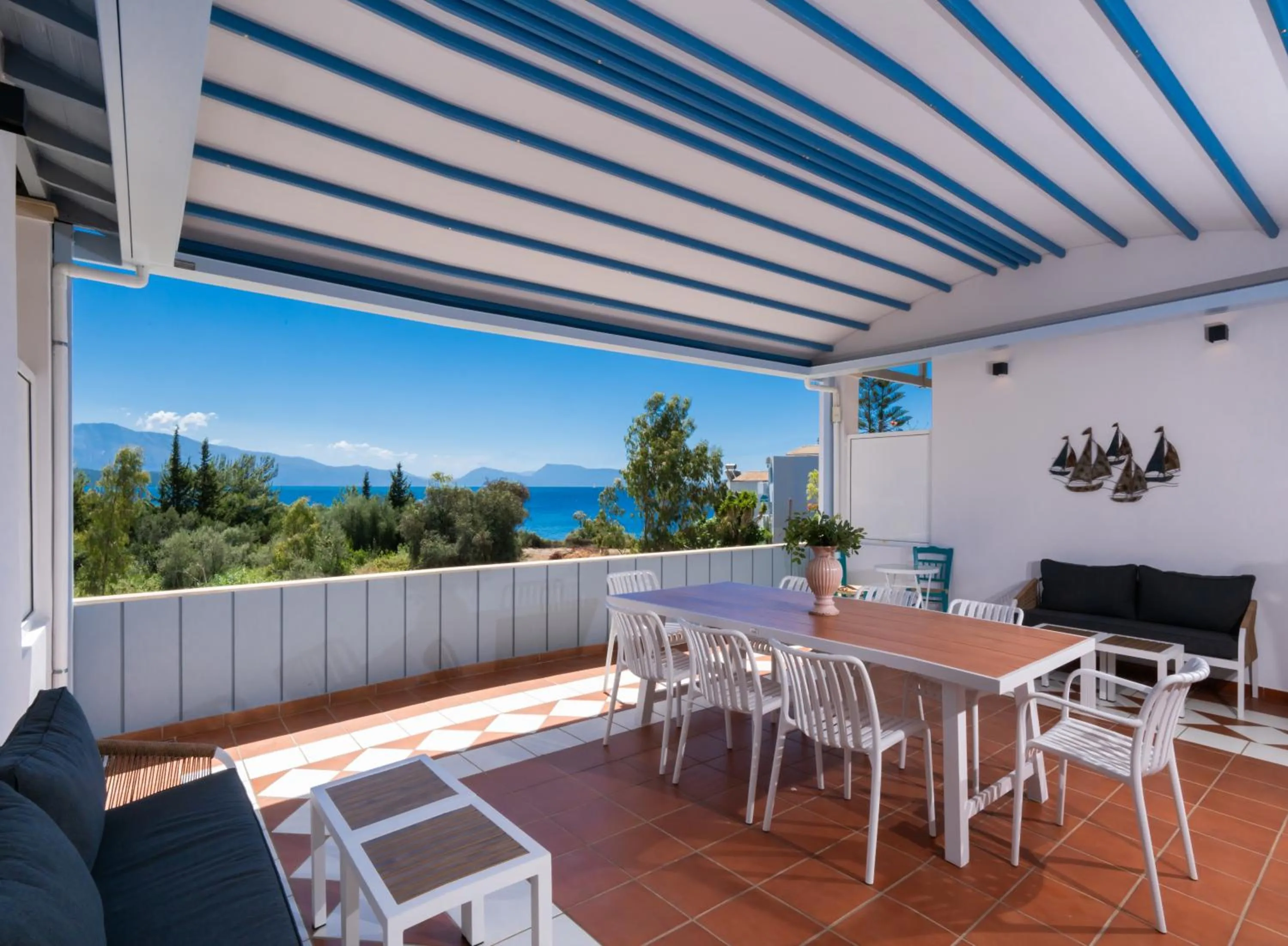 Communal lounge/ TV room in Ionio Hotel