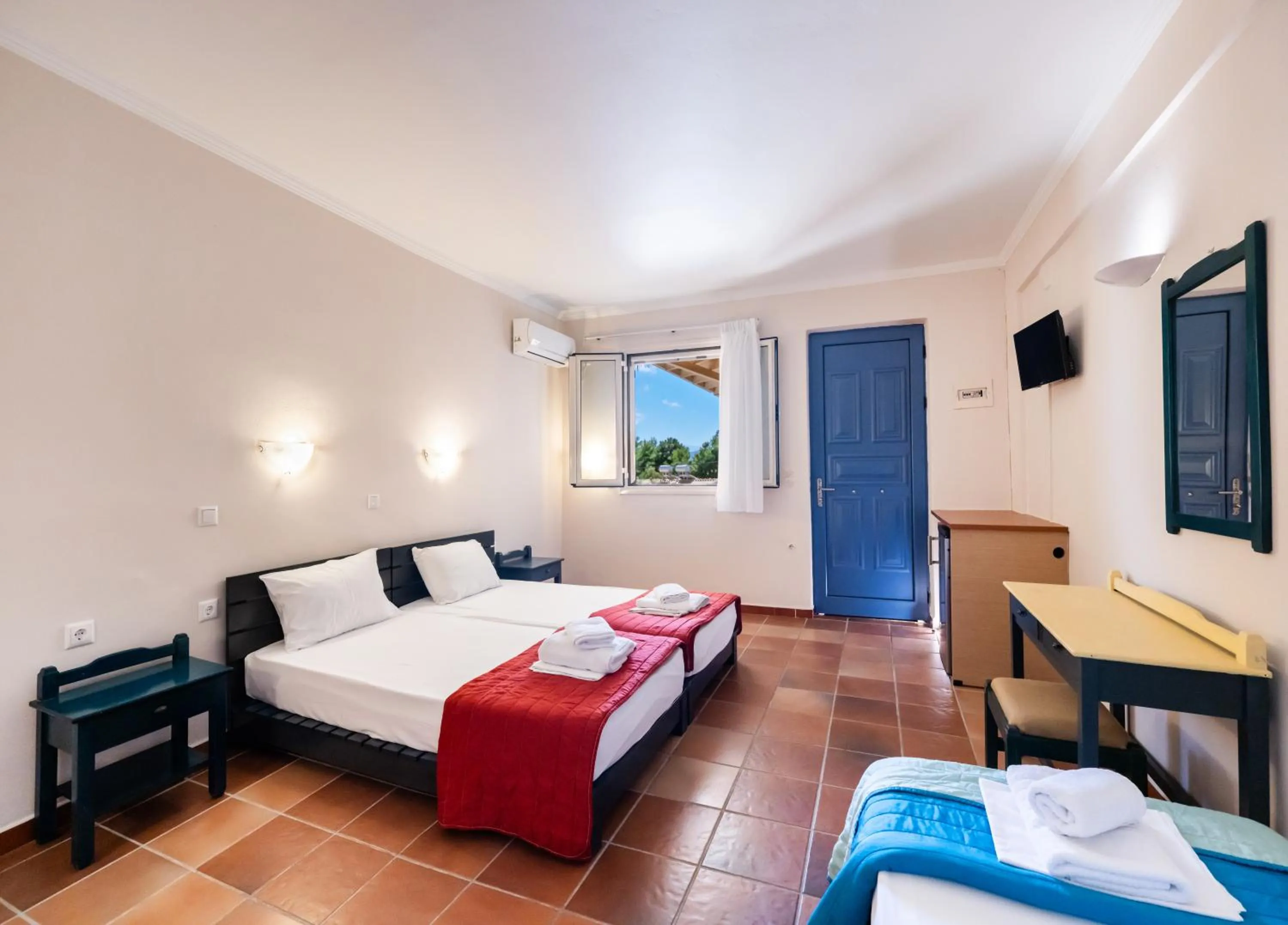 Photo of the whole room, Bed in Ionio Hotel