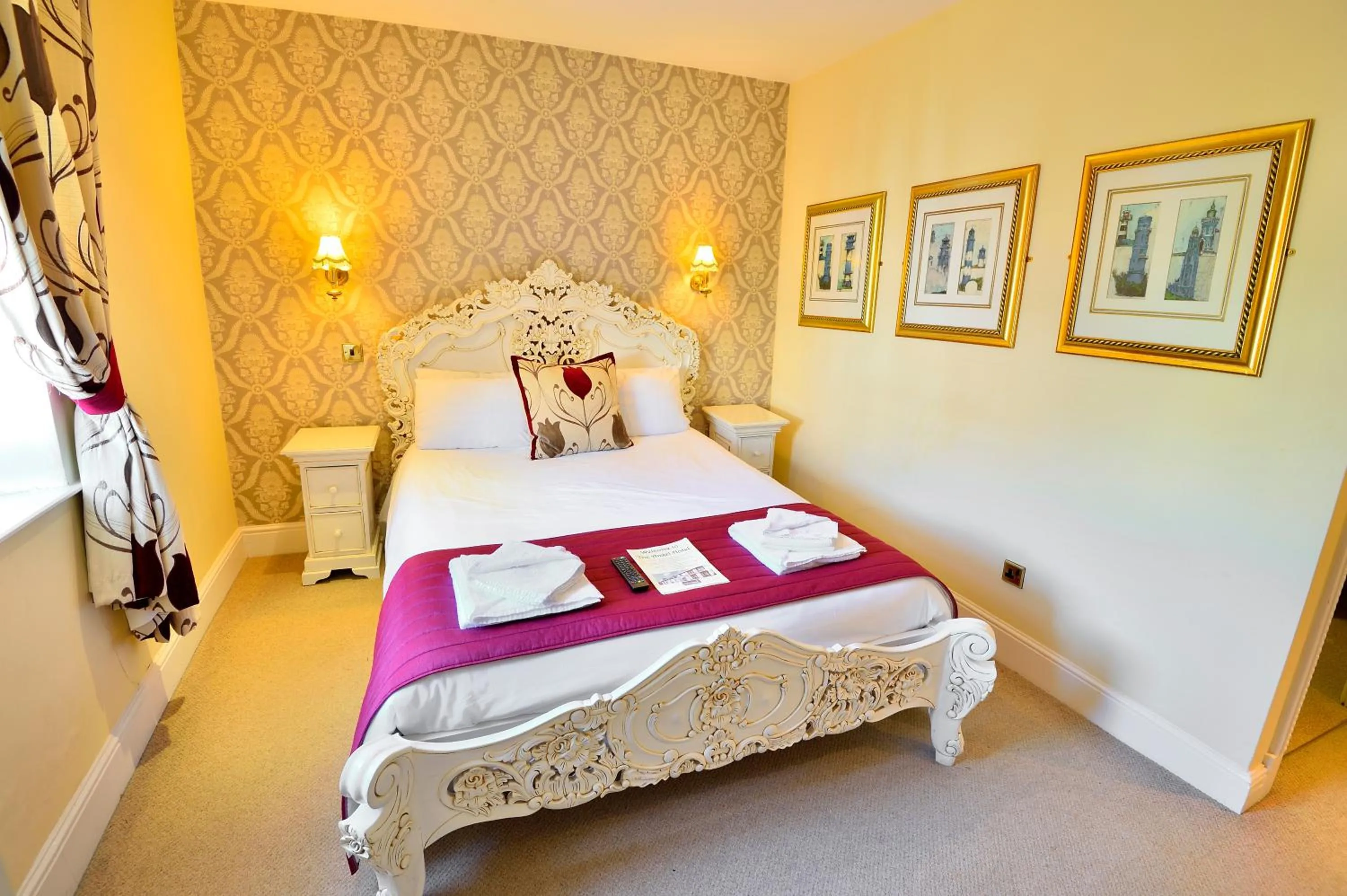 Photo of the whole room, Bed in The Angel Hotel