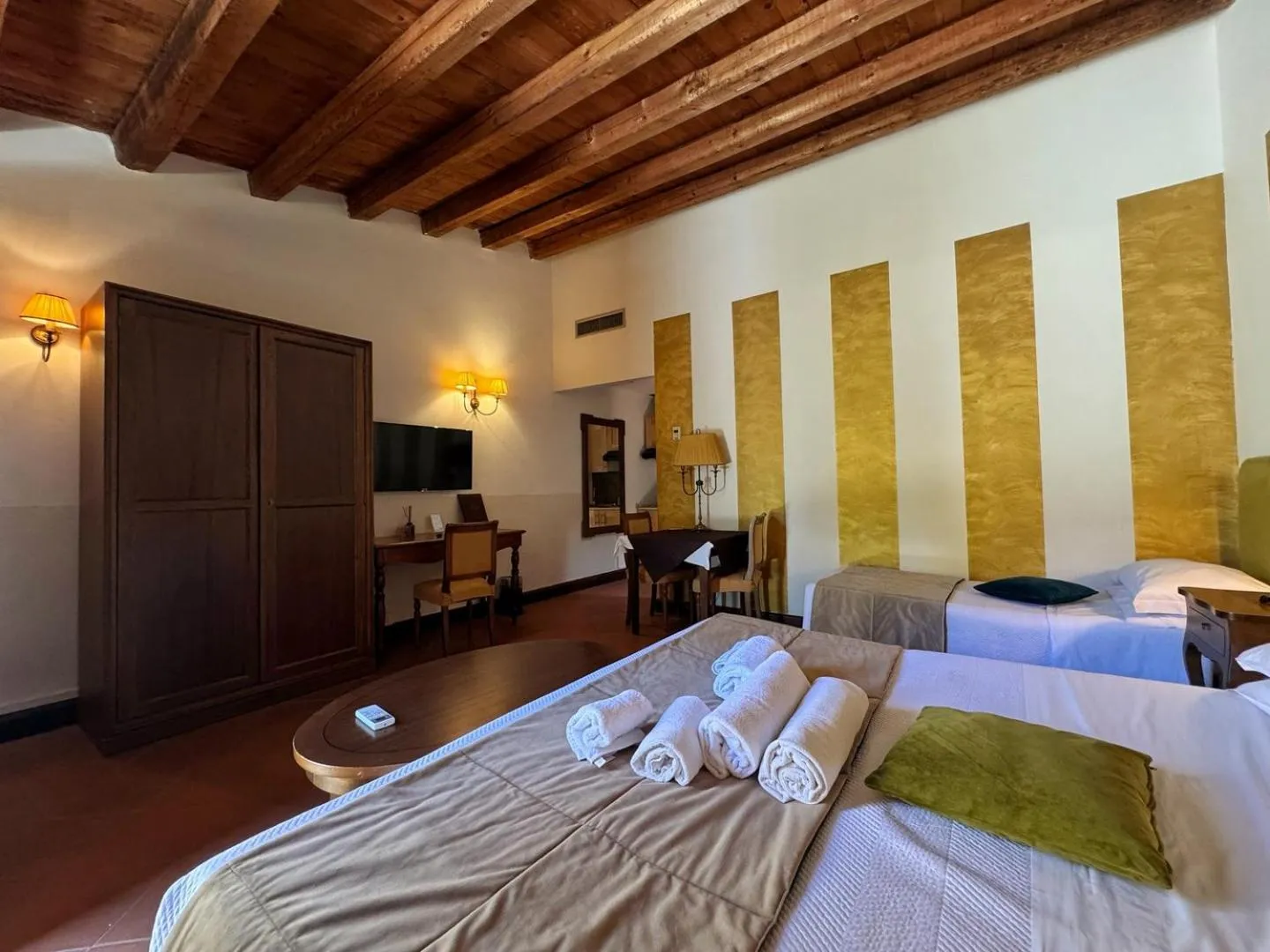Communal lounge/ TV room, Bed in Villa Lampedusa