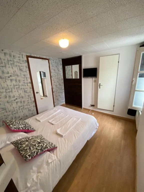 Bed in Hôtel de Nantes