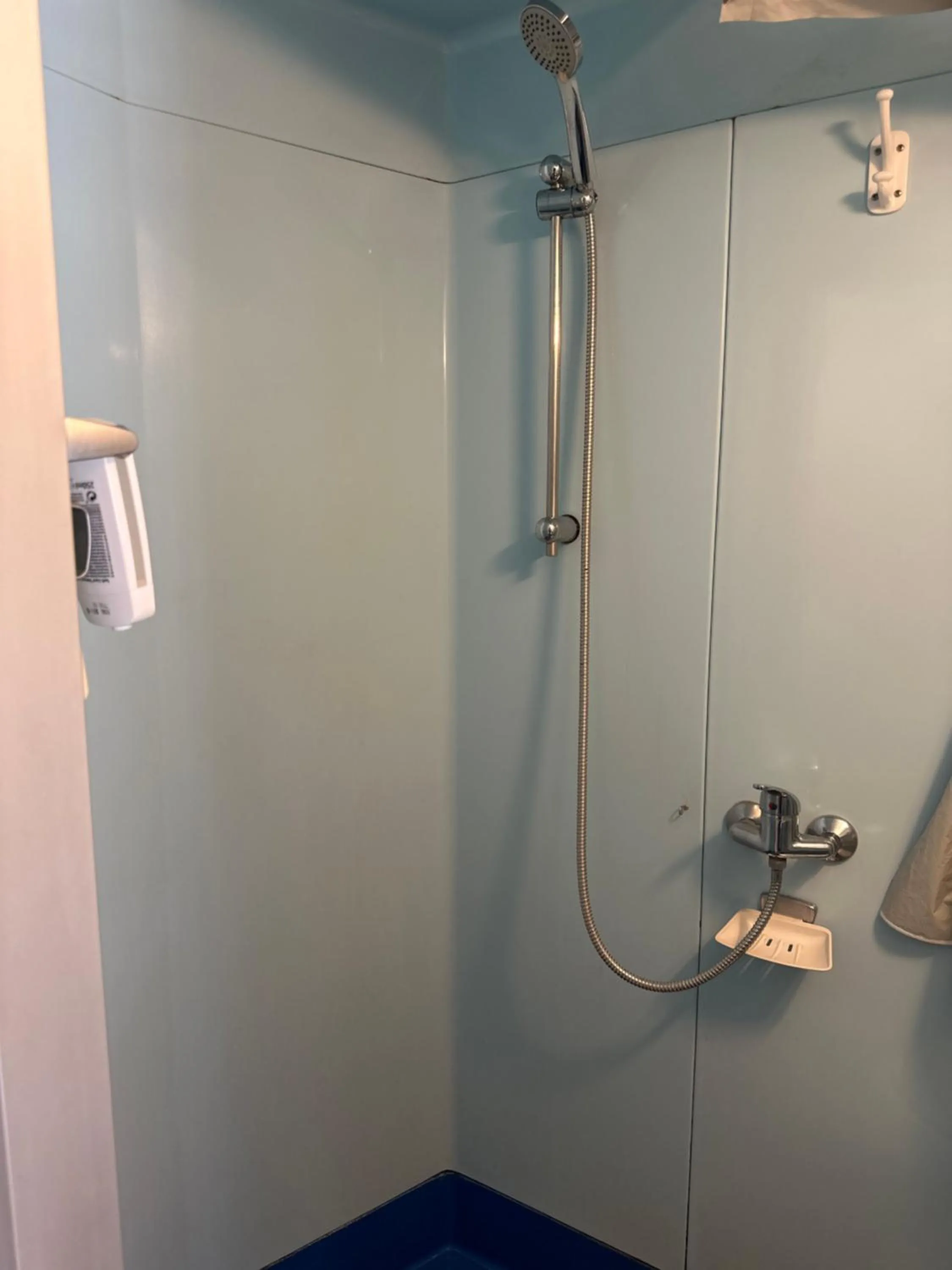 Shower in Hôtel de Nantes