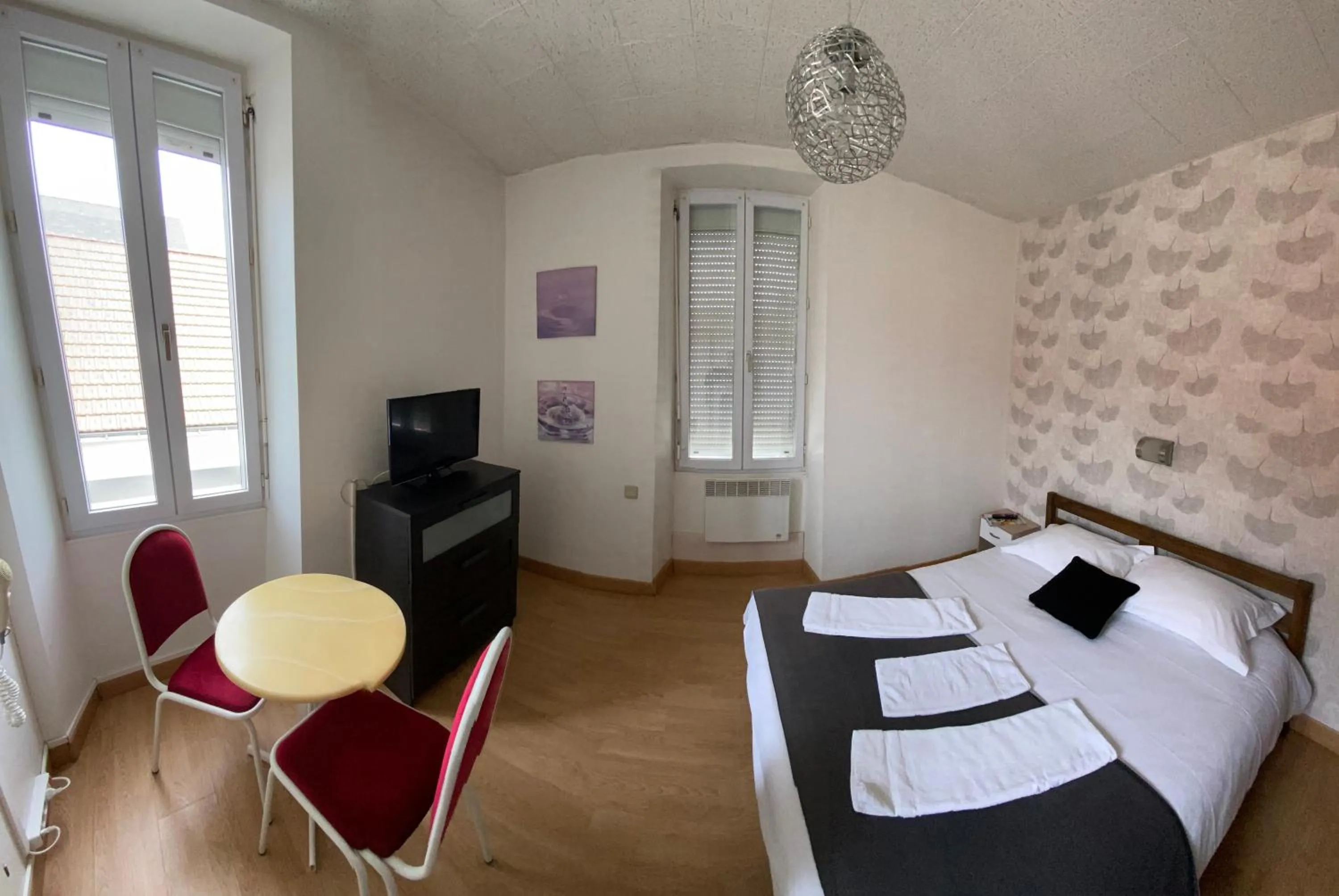 Photo of the whole room, Bed in Hôtel de Nantes