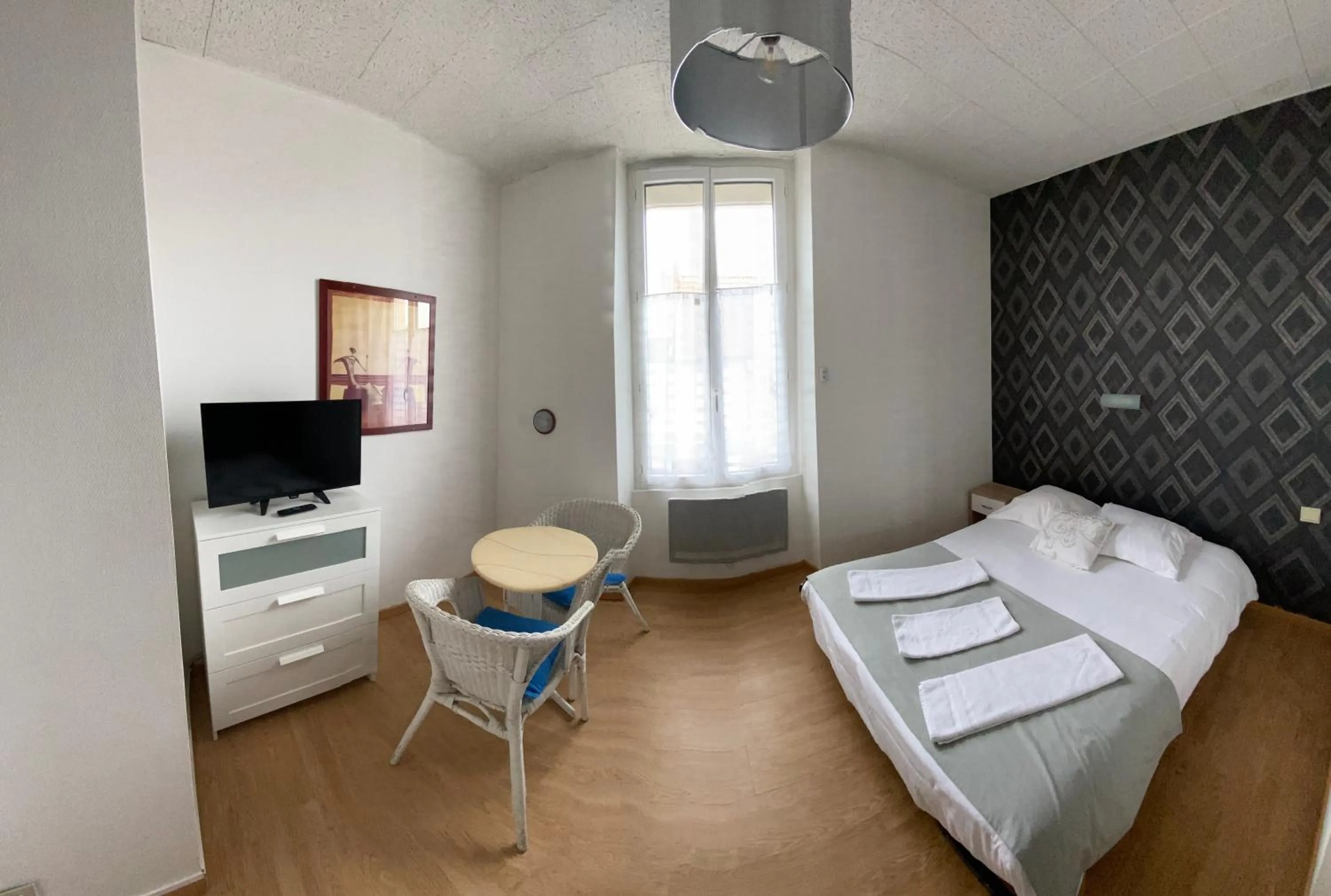 Photo of the whole room, Bed in Hôtel de Nantes