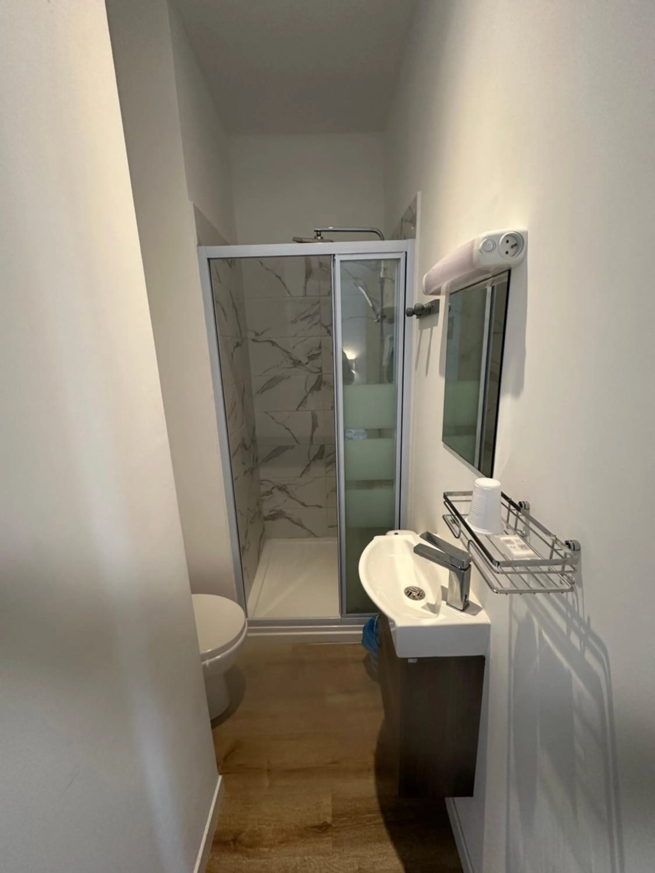 Shower in Hôtel de Nantes