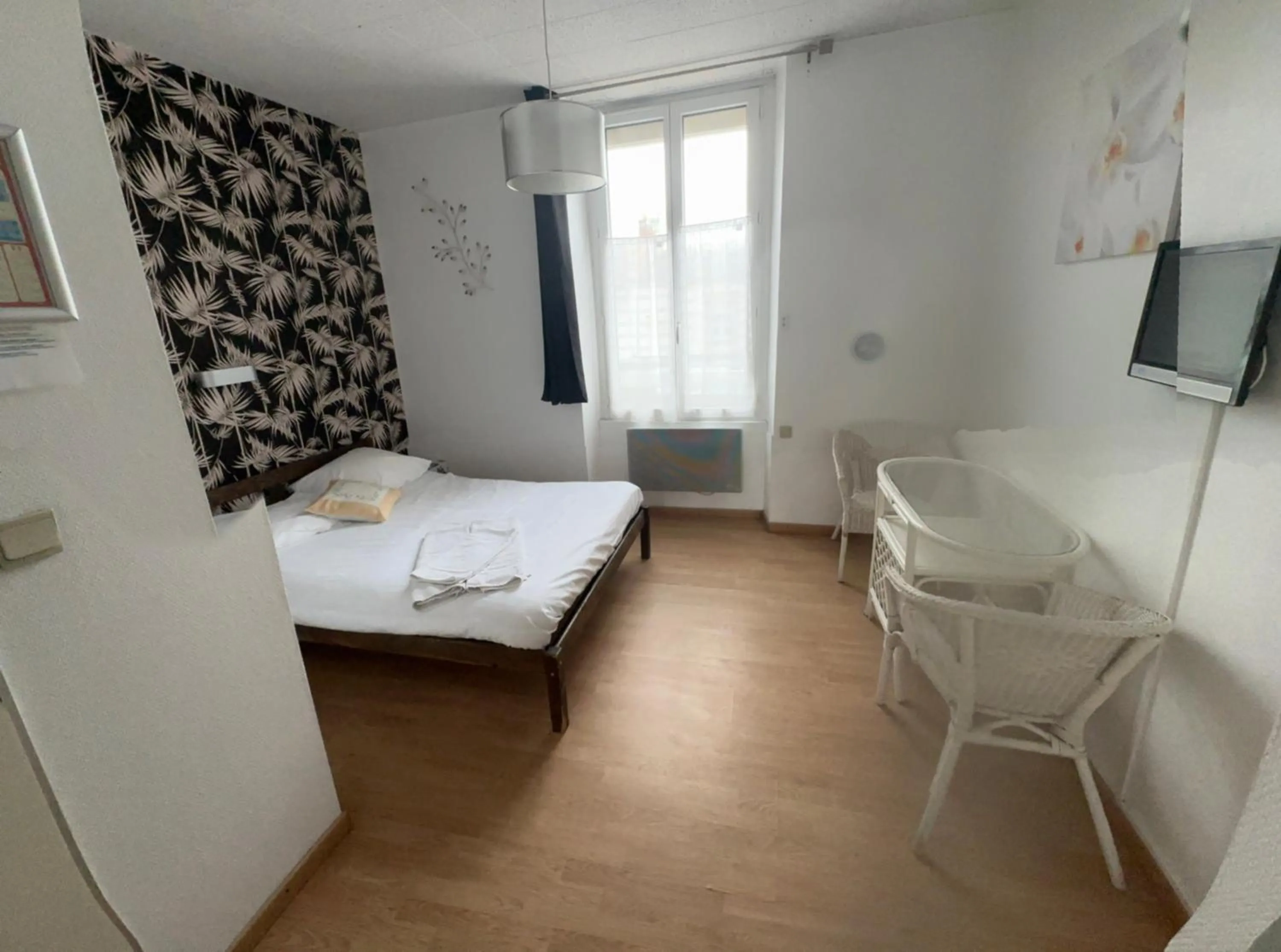 Bedroom, Bed in Hôtel de Nantes