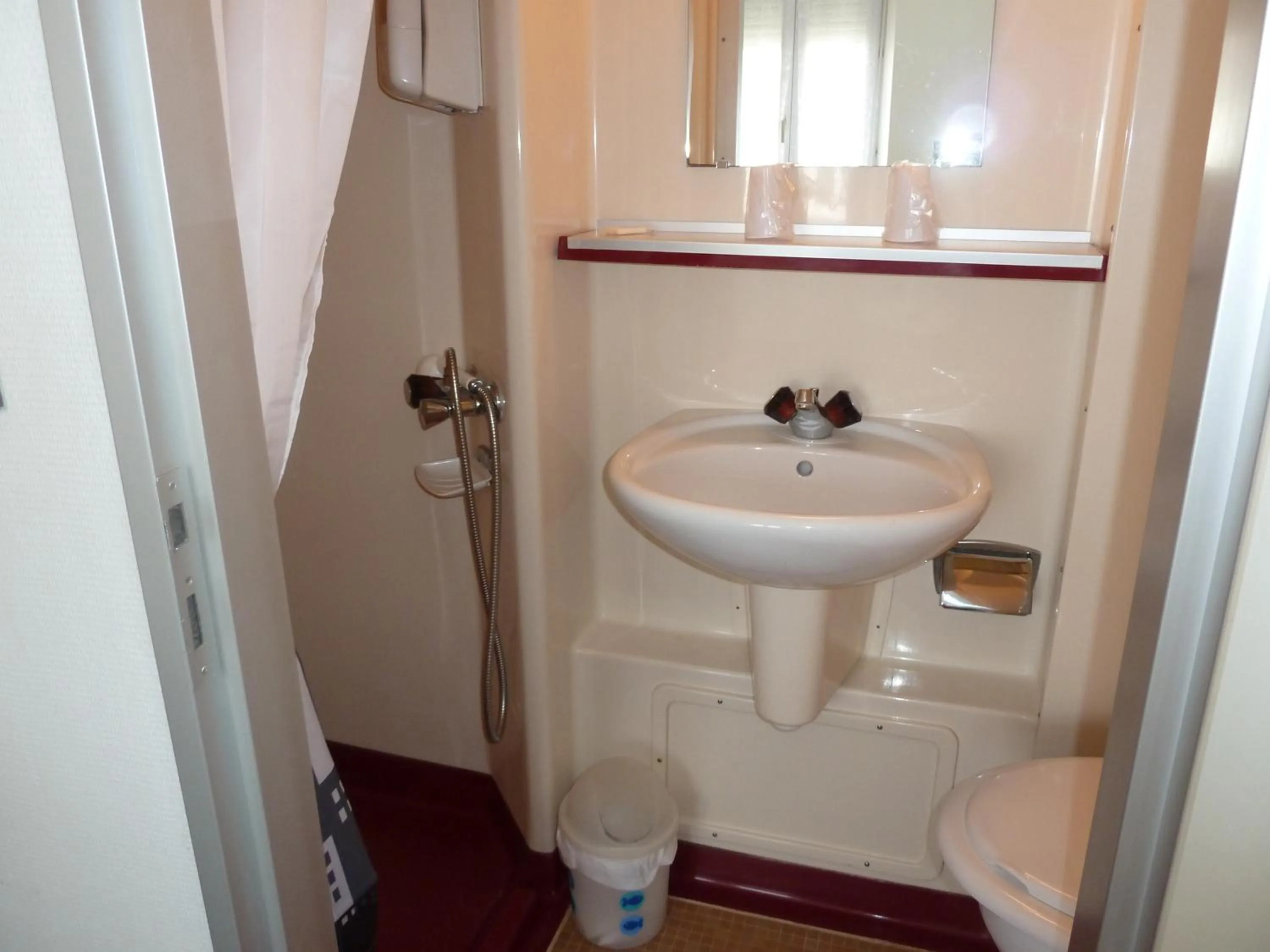 Shower in Hôtel de Nantes