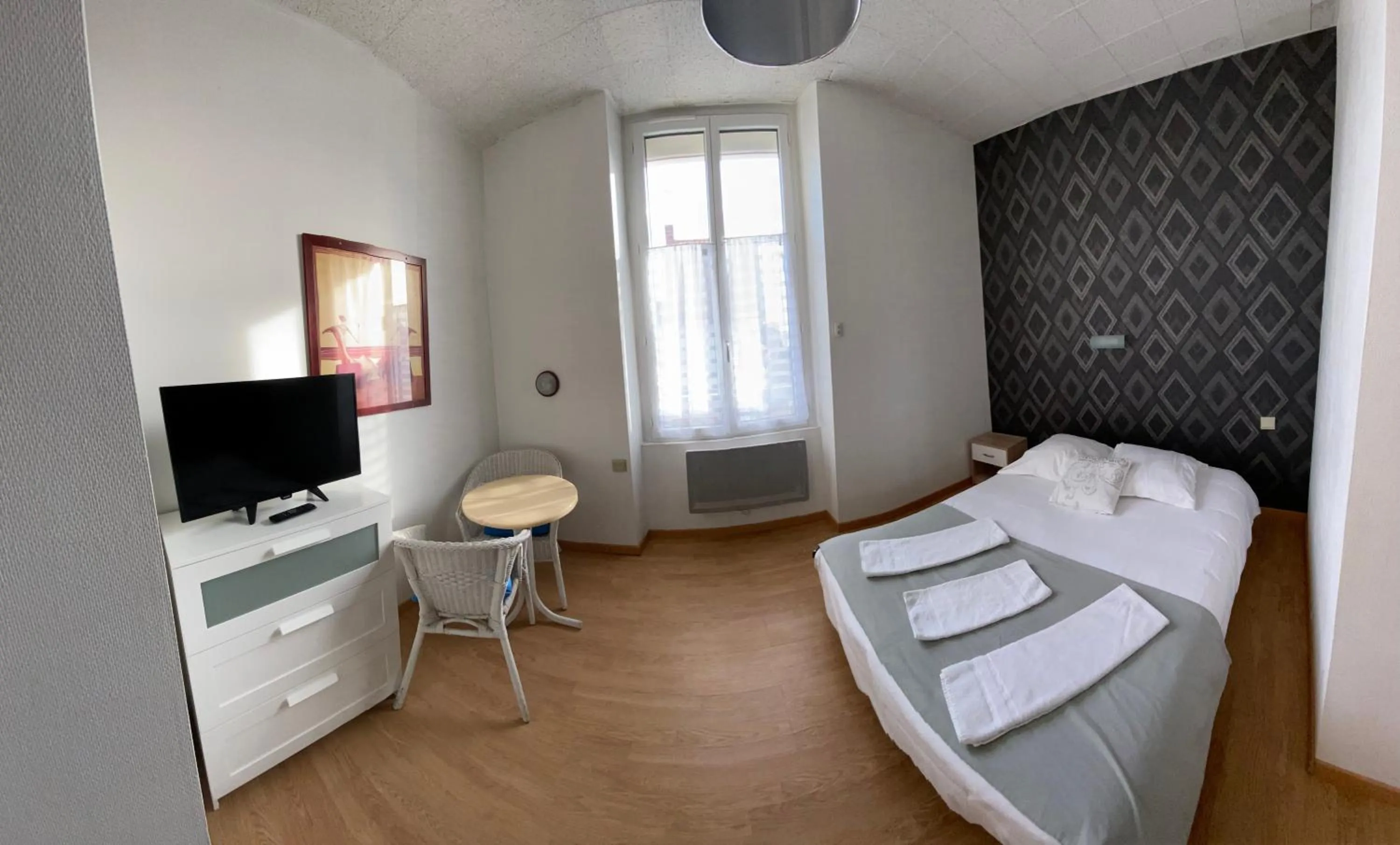Photo of the whole room, Bed in Hôtel de Nantes