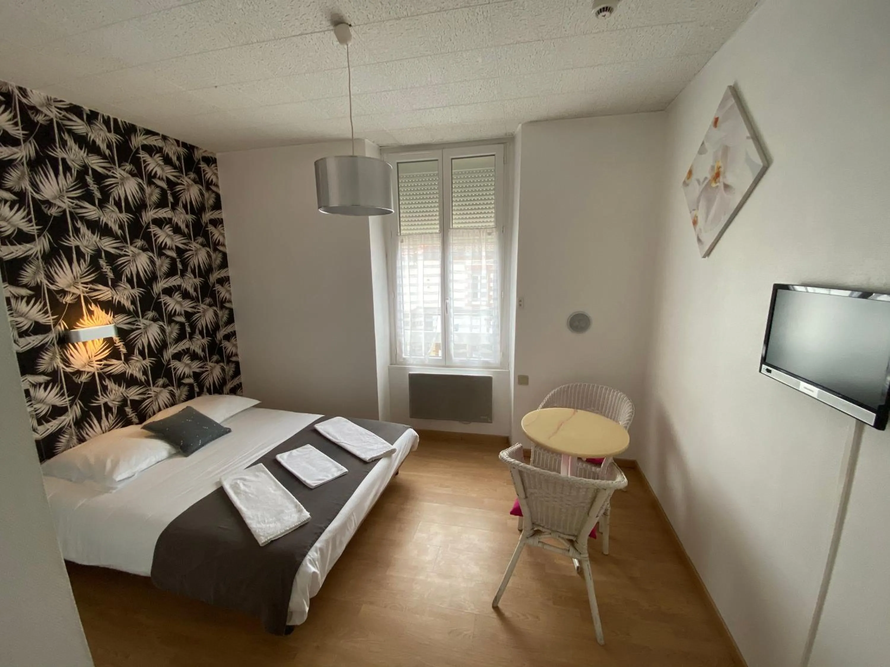 Photo of the whole room, Bed in Hôtel de Nantes