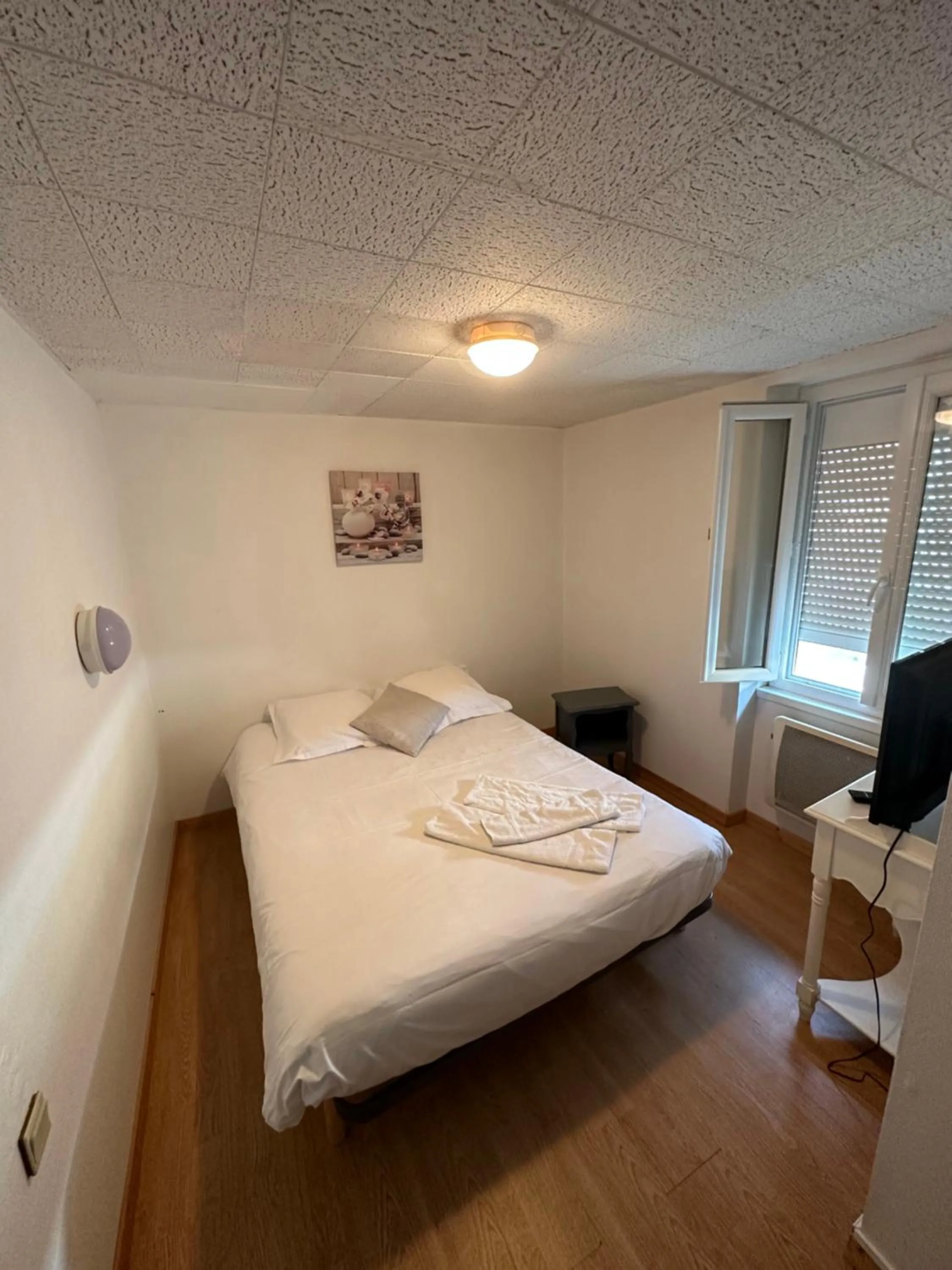 Photo of the whole room, Bed in Hôtel de Nantes