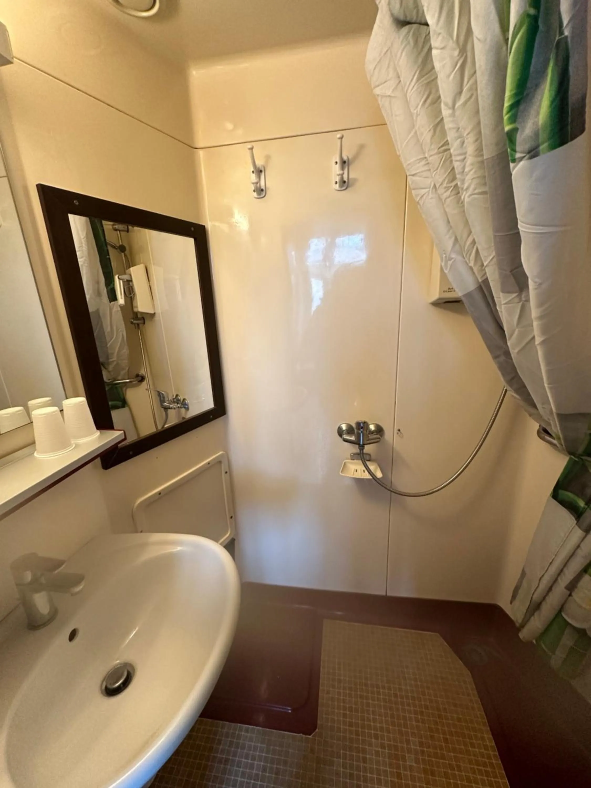 Shower in Hôtel de Nantes