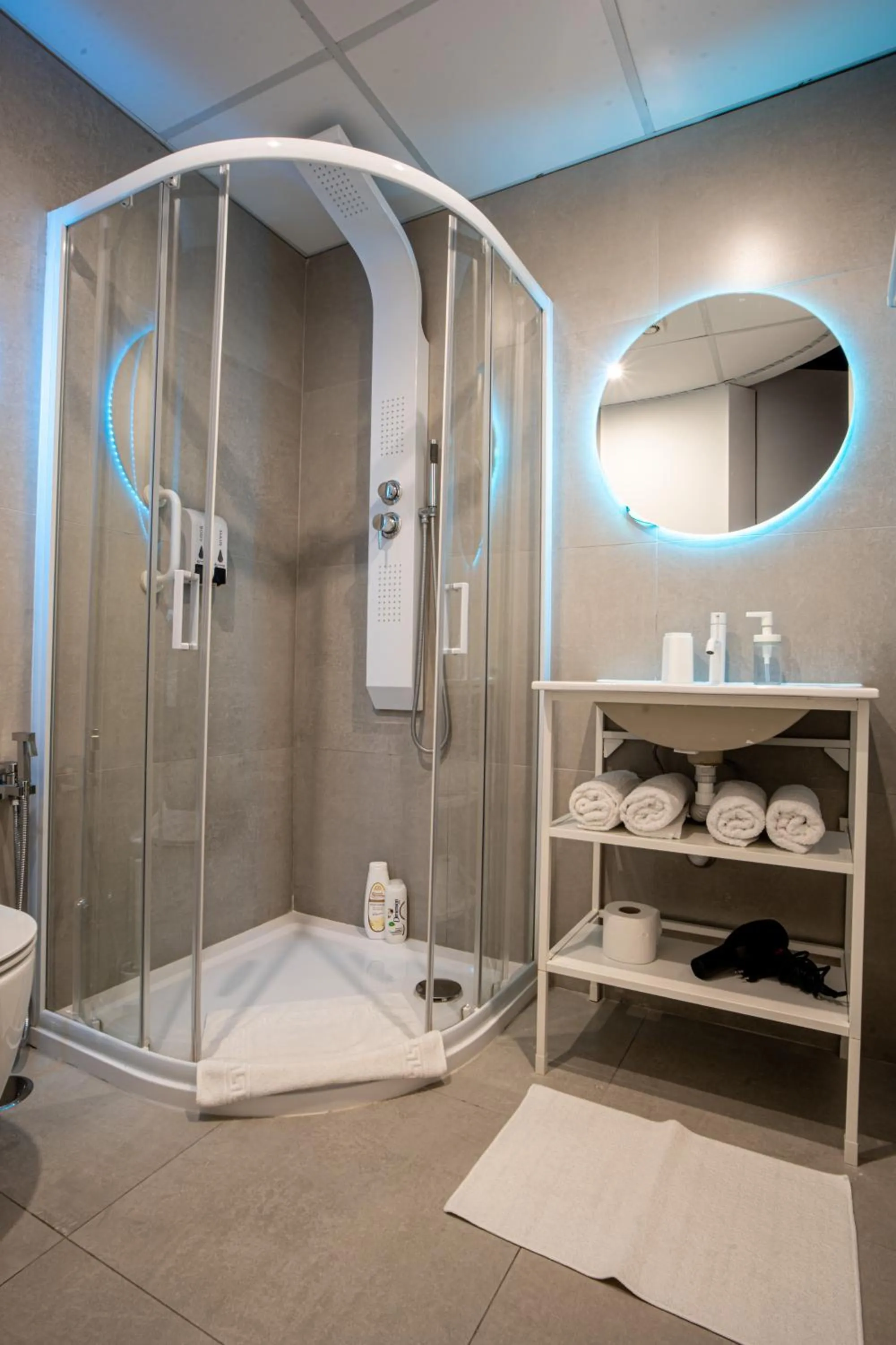 Shower in Skyhouse Chiatamone