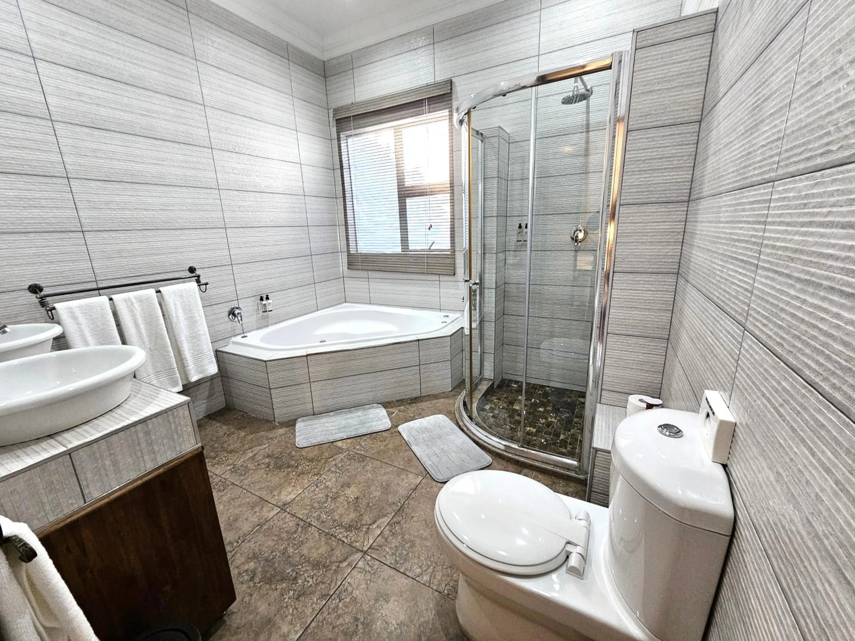 Shower in Leopard Corner Lodge