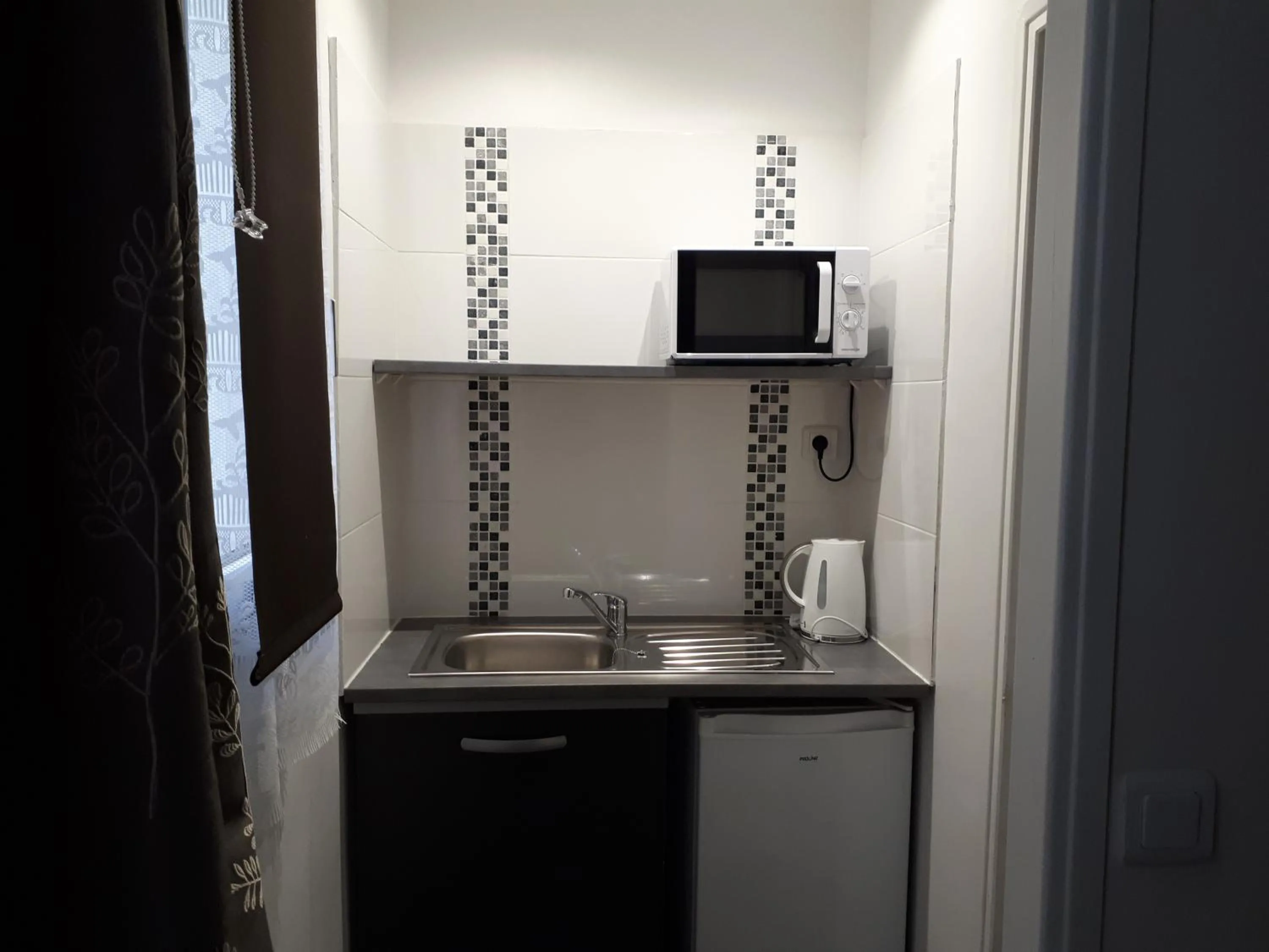 Kitchen or kitchenette in Hôtel Résidence Champerret