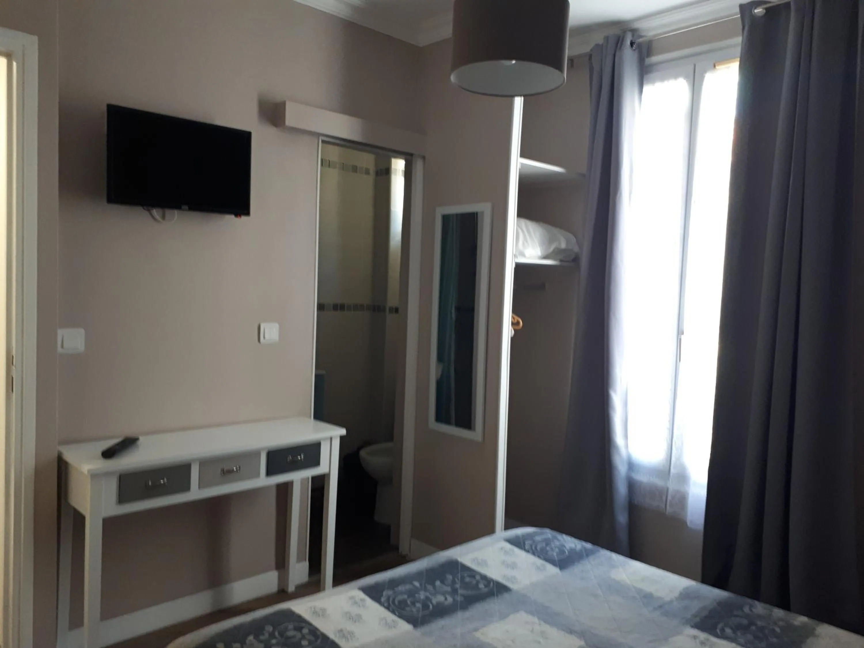 Decorative detail, Bed in Hôtel Résidence Champerret