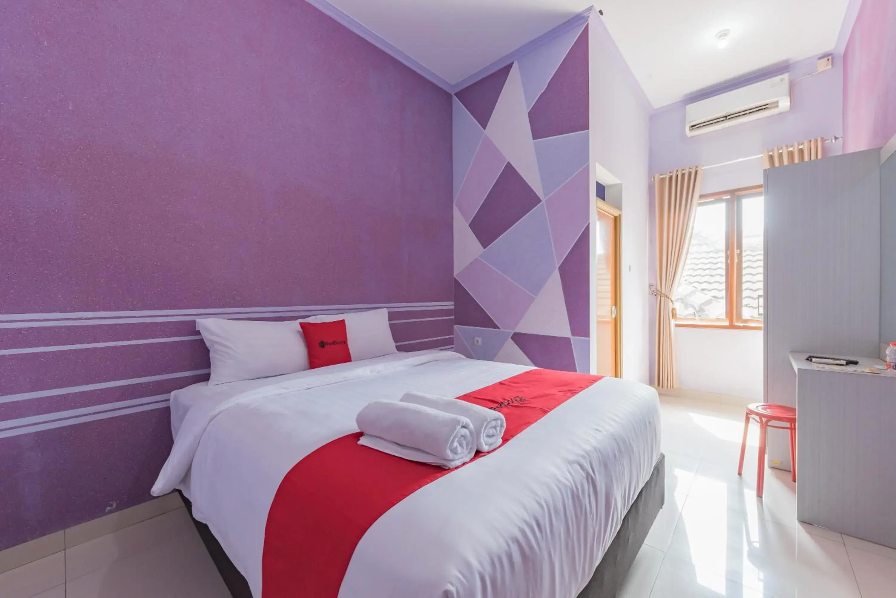 Deluxe Double Room in RedDoorz at Jalan Siliwangi Tasikmalaya Deluxe Double Room in RedDoorz at Jalan Siliwangi Tasikmalaya