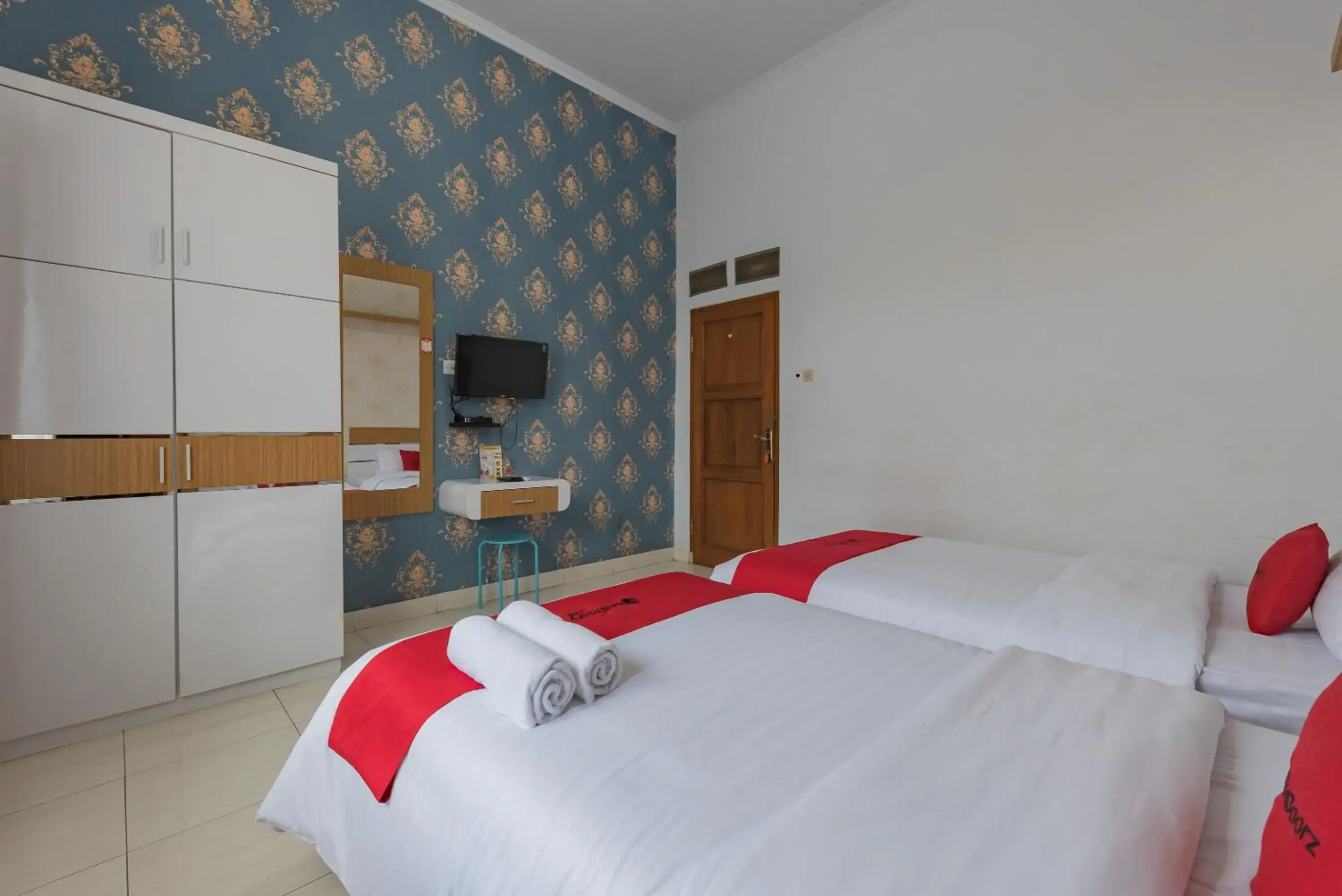 Twin Room in RedDoorz at Jalan Siliwangi Tasikmalaya Twin Room in RedDoorz at Jalan Siliwangi Tasikmalaya