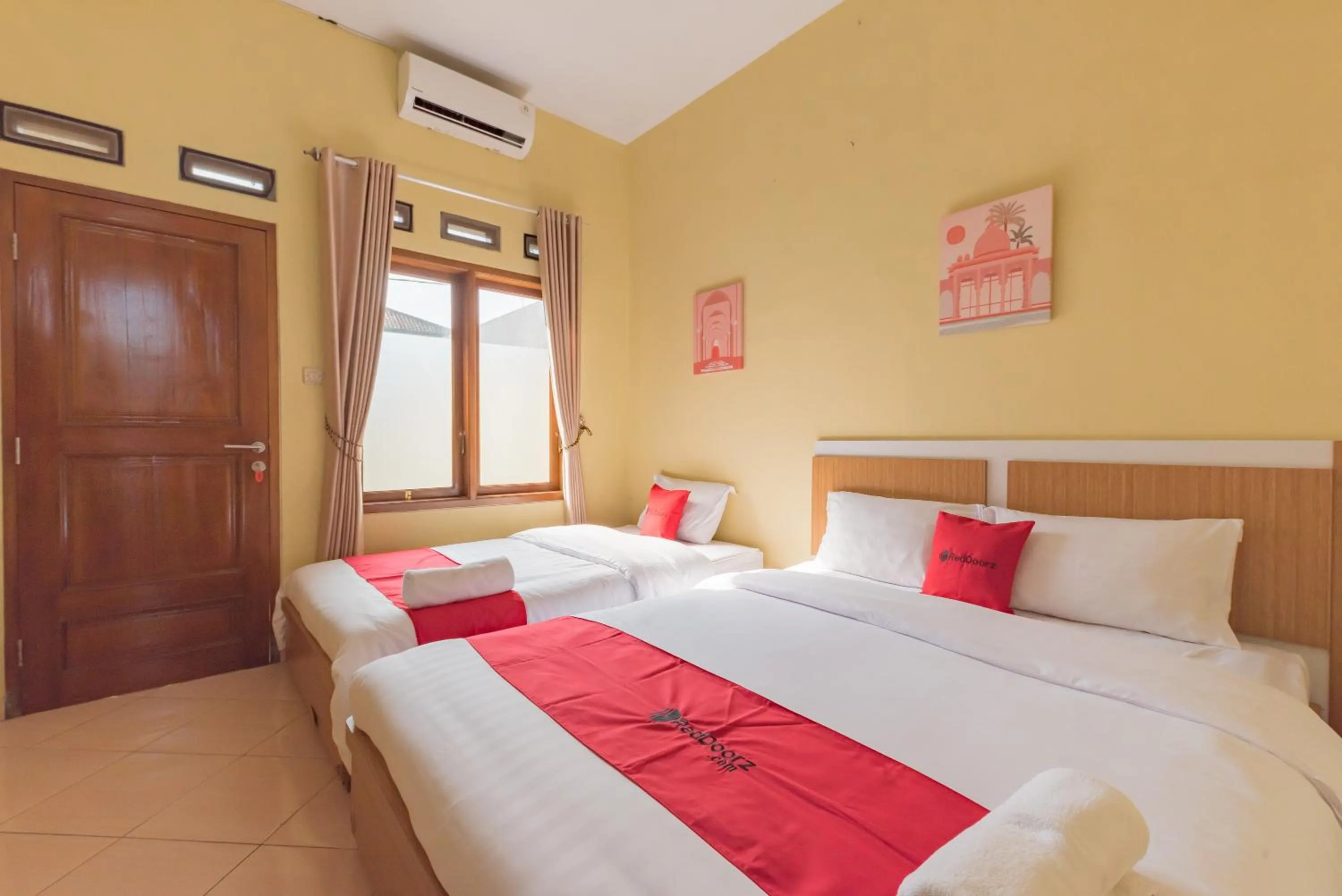 Bedroom, Bed in RedDoorz at Jalan Siliwangi Tasikmalaya