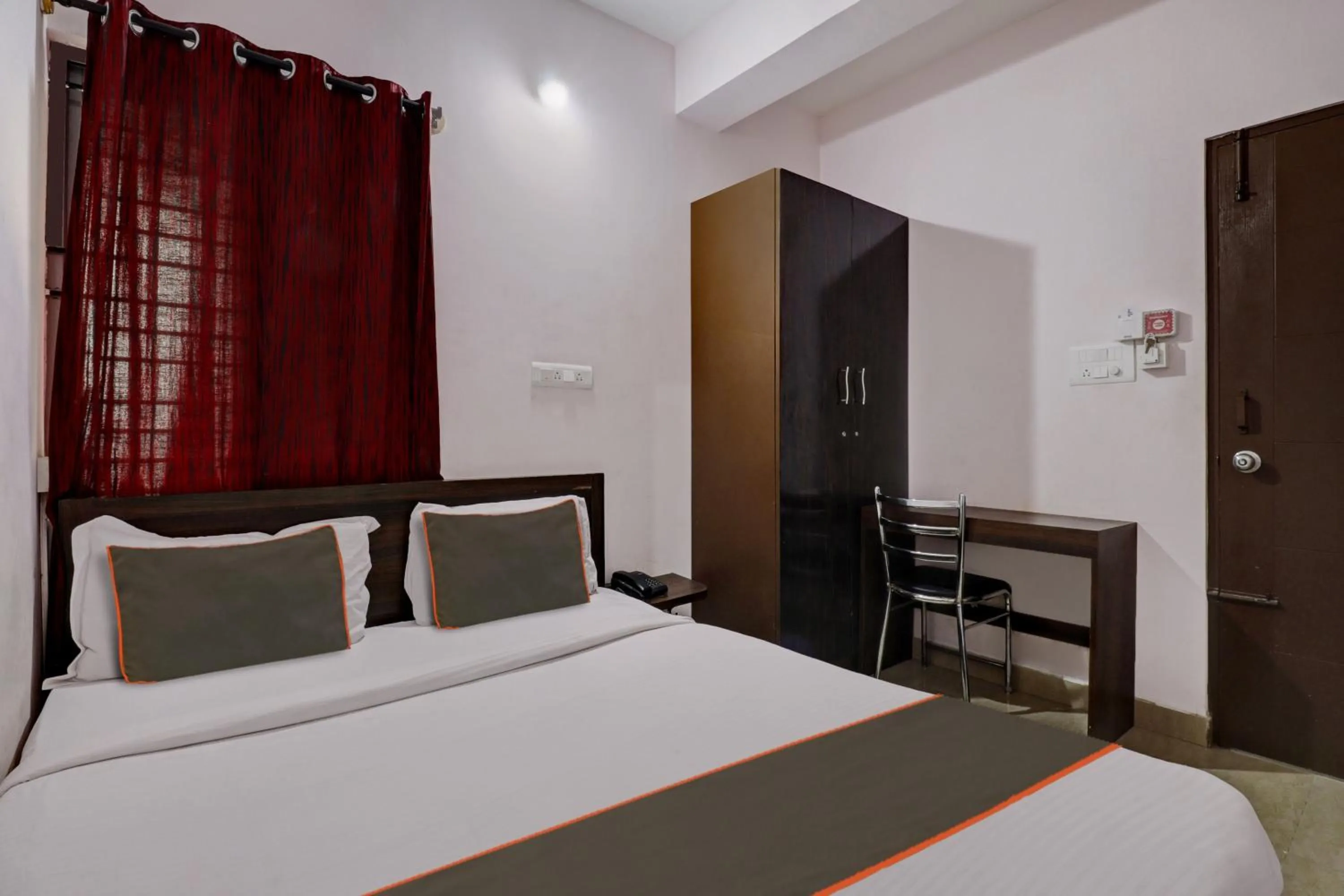 Facade/entrance, Bed in Super Hotel O Alfa Inn