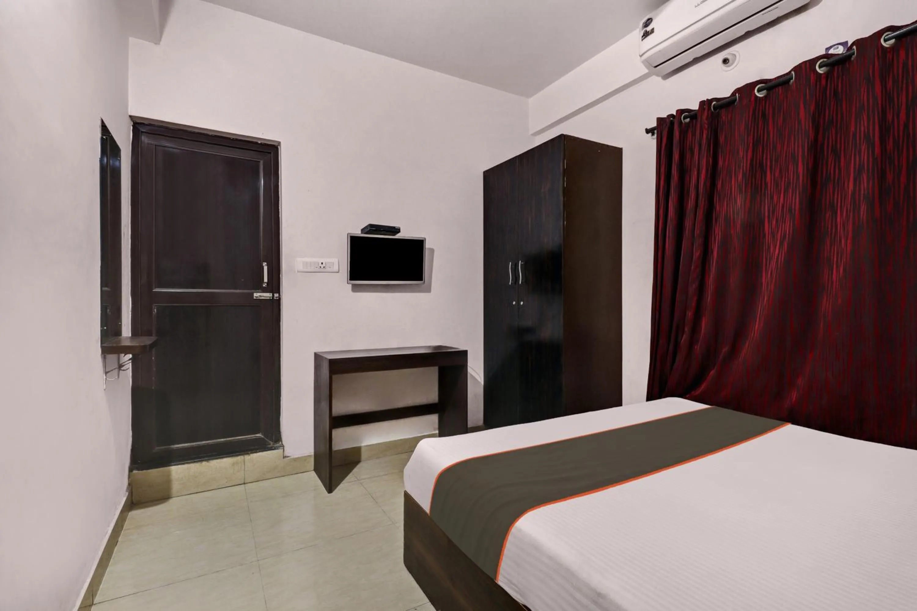 Bathroom, Bed in Super Hotel O Alfa Inn