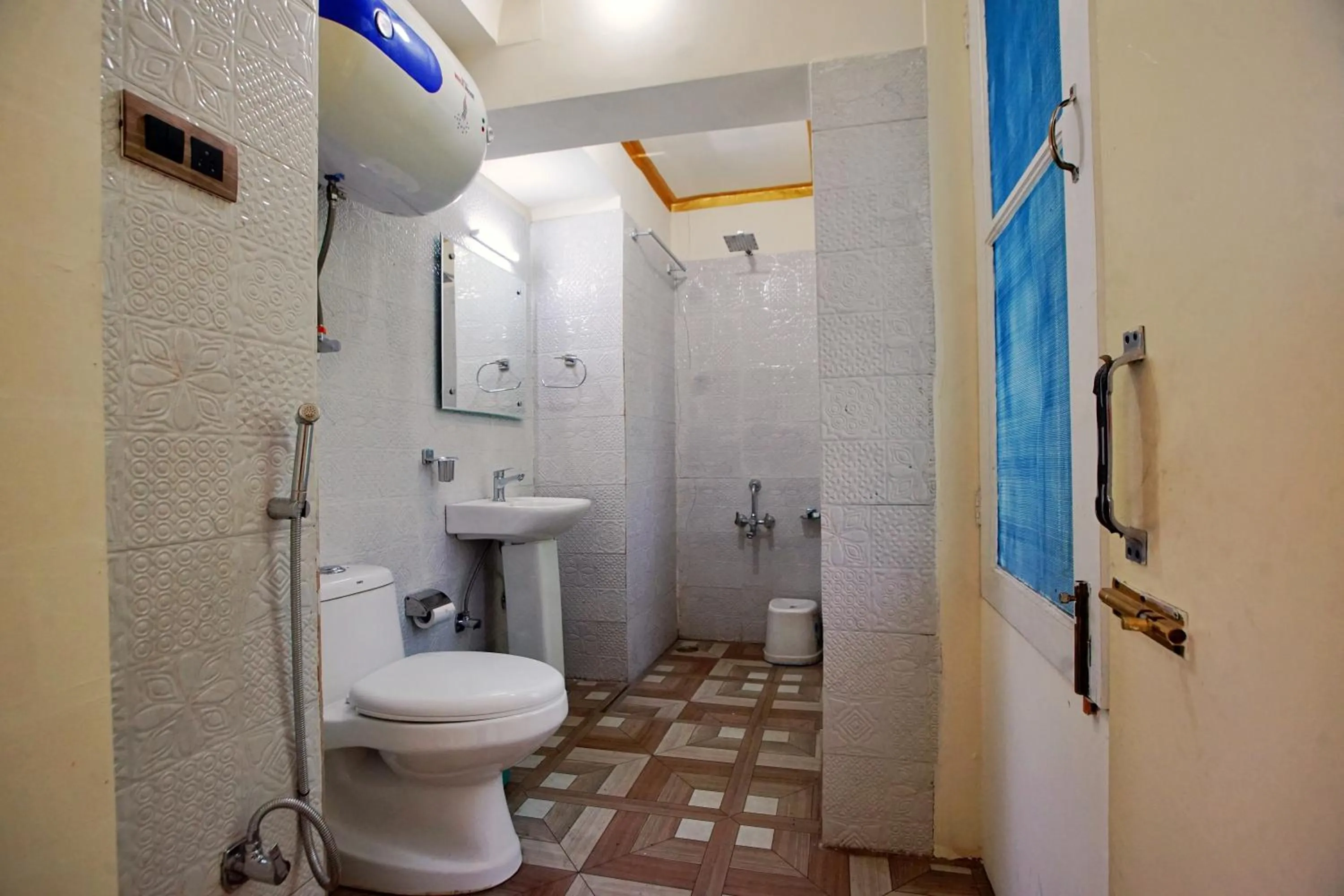 Shower in The GoodFind Residency