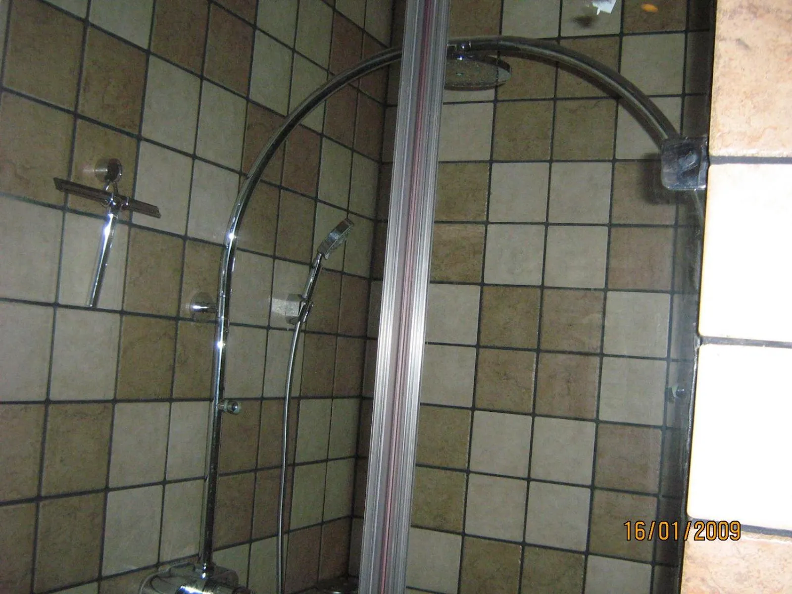 Shower in The GoodFind Residency