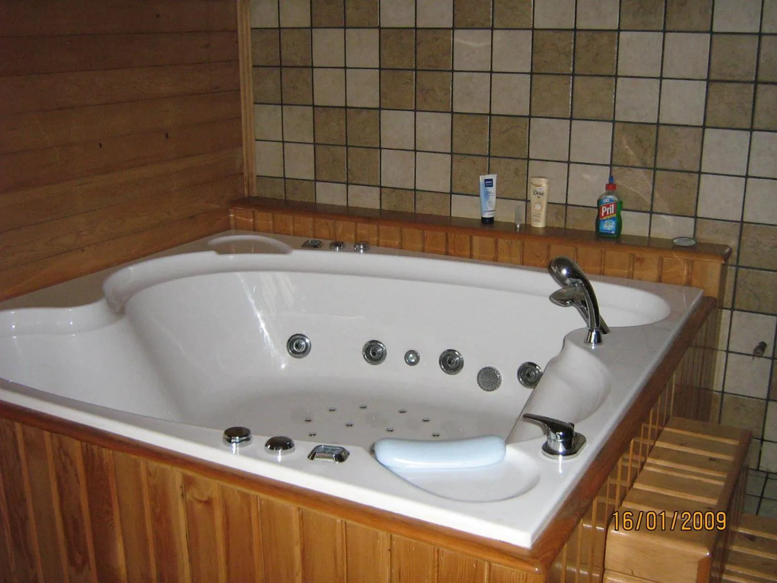 Hot Tub in The GoodFind Residency