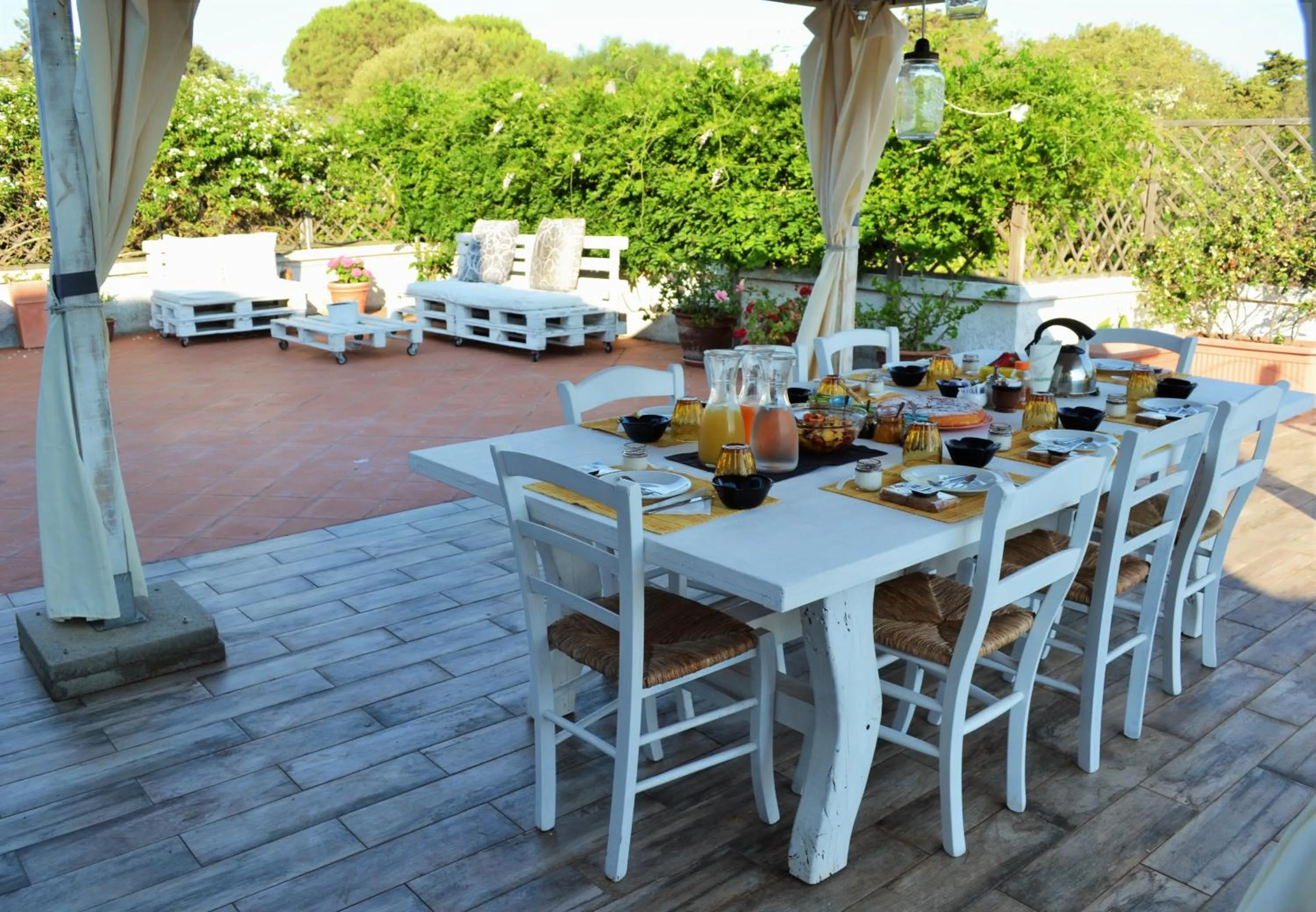 Italian breakfast in Villa Gandamar