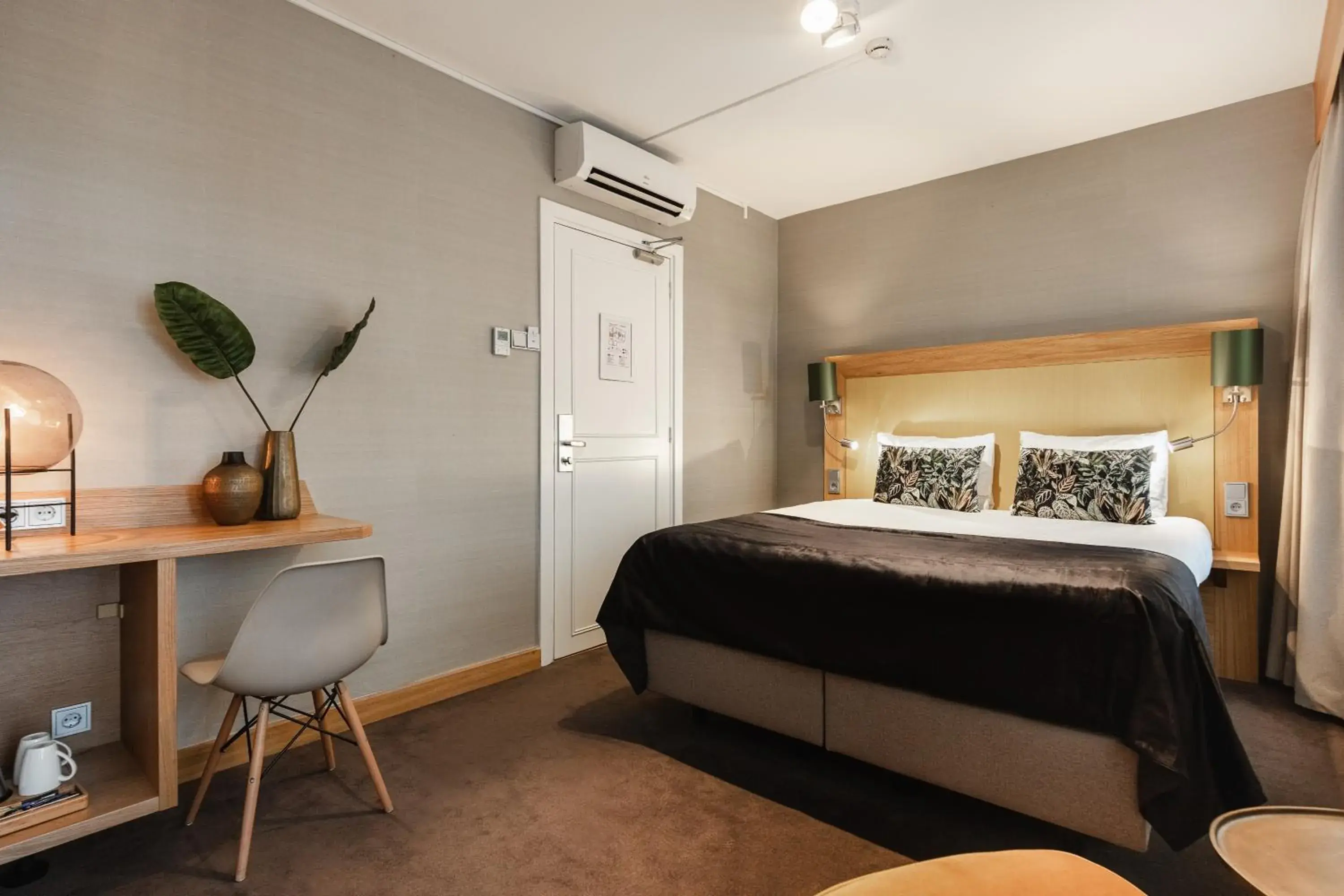 Small Queen Room in The Delphi - Amsterdam Townhouse Small Queen Room in The Delphi - Amsterdam Townhouse