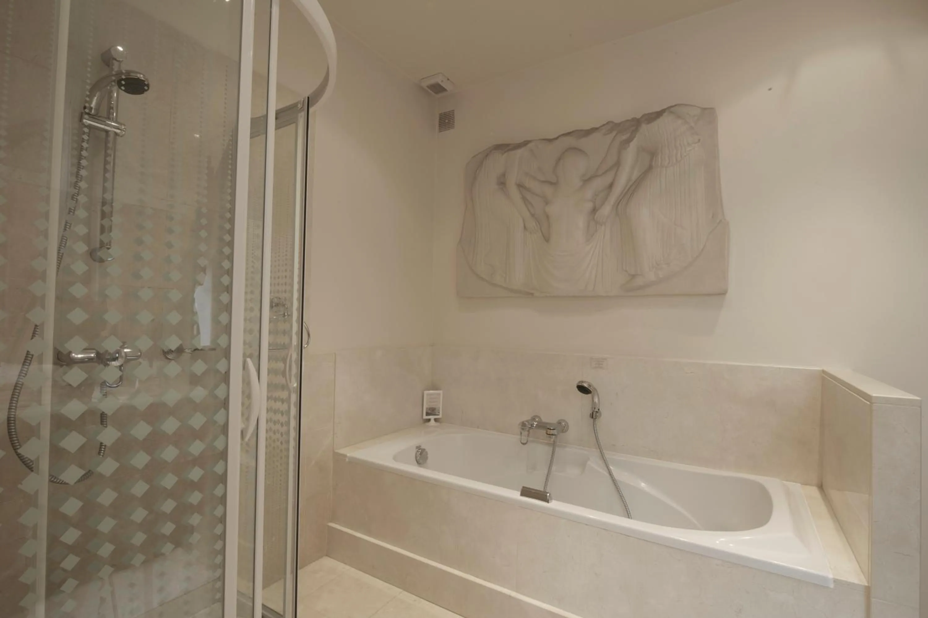 Bathroom in La Villa Paris - B&B