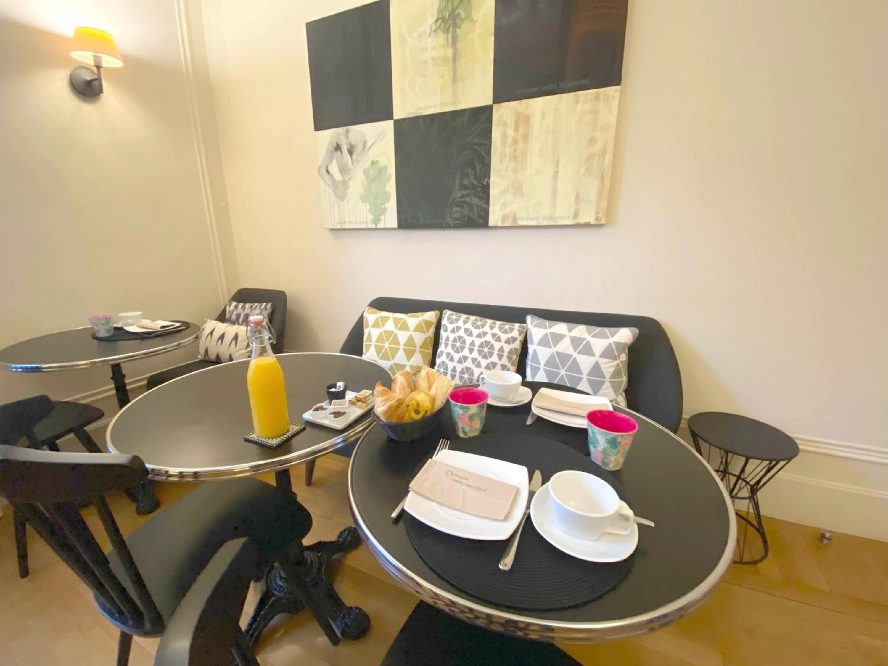 Restaurant/places to eat in La Villa Paris - B&B