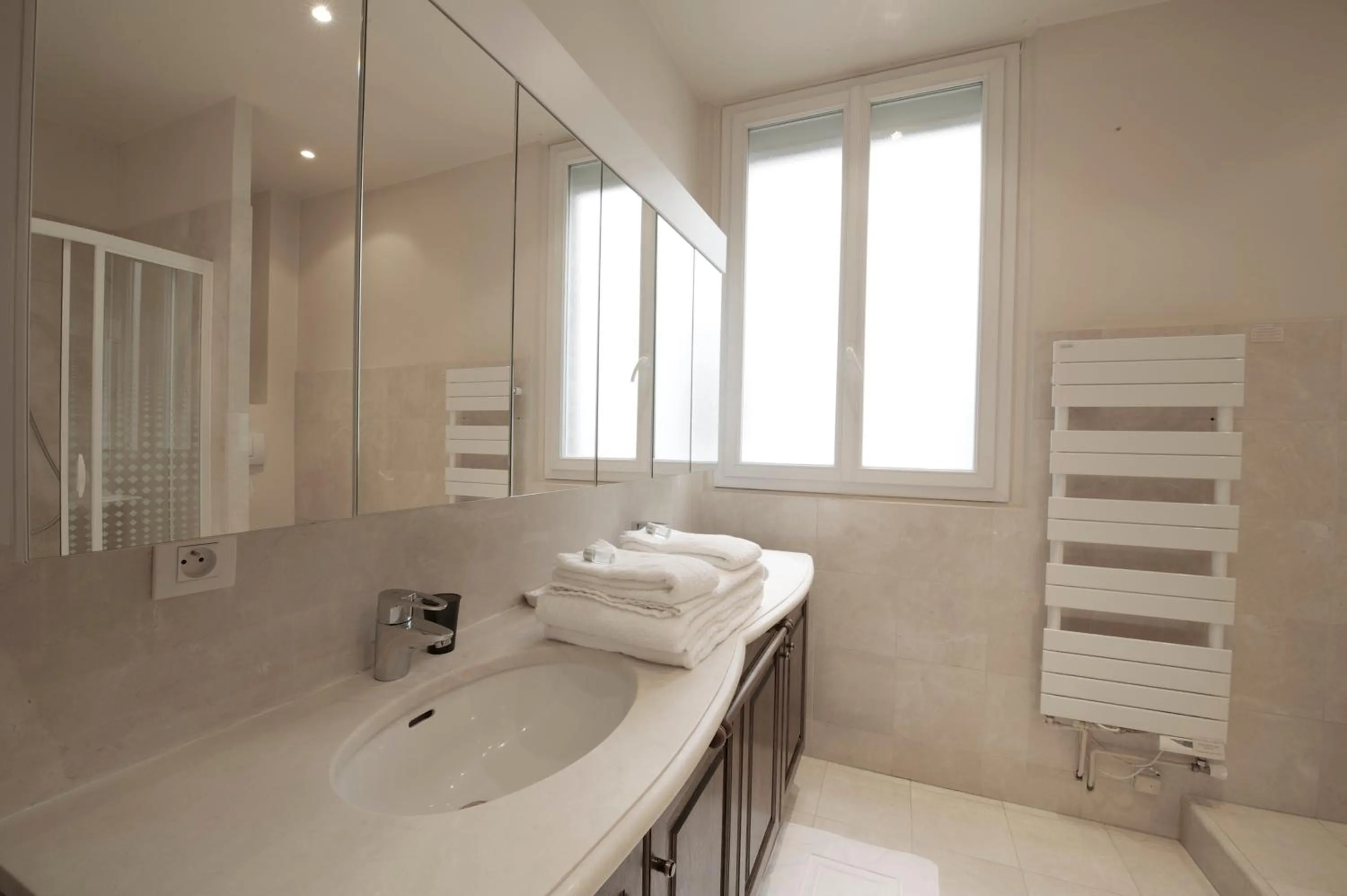 Bathroom in La Villa Paris - B&B