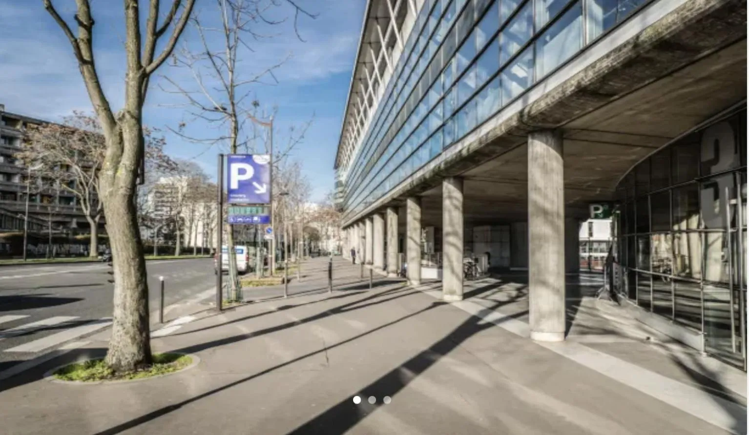 Parking in La Villa Paris - B&B