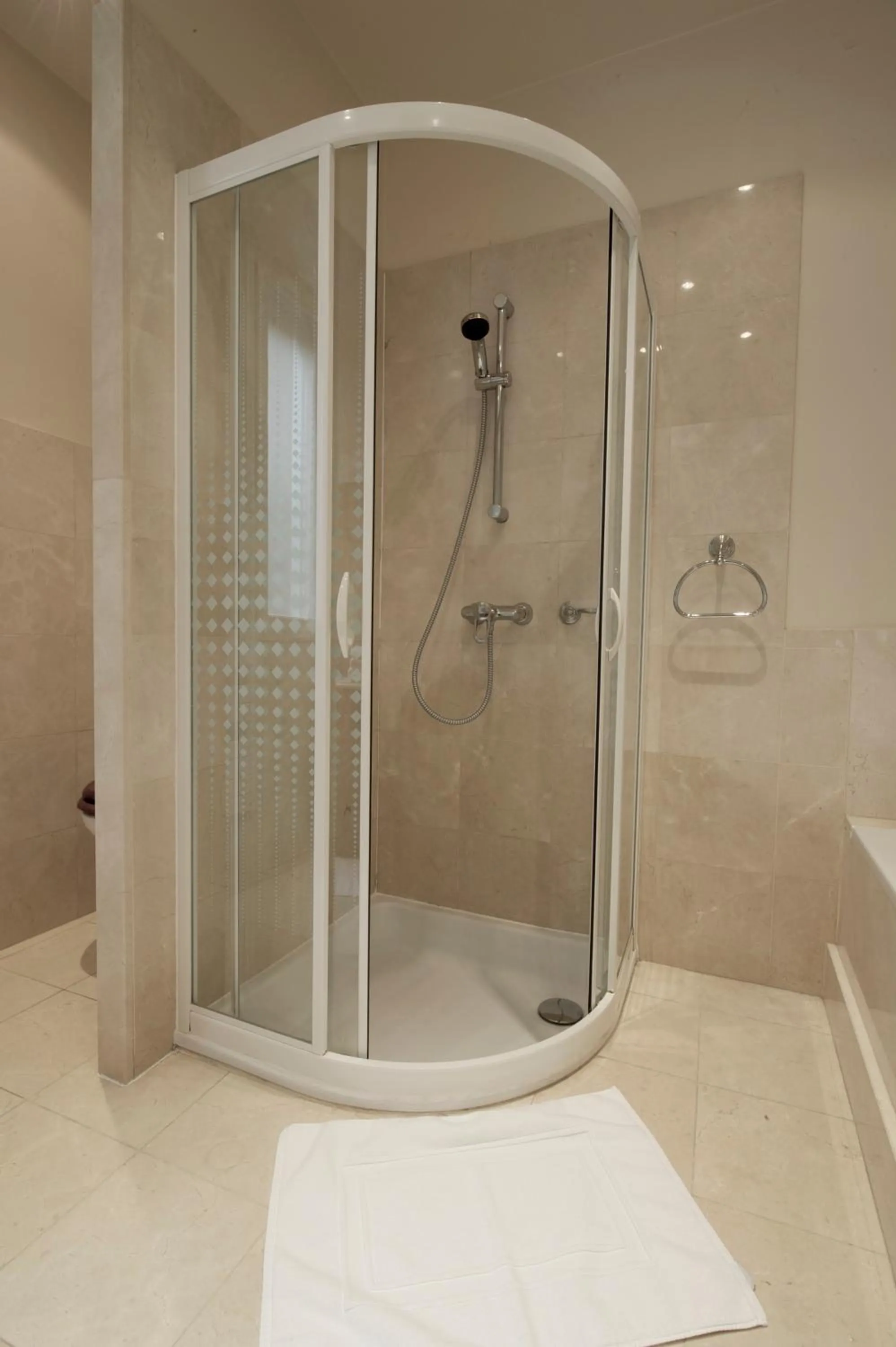 Bathroom in La Villa Paris - B&B