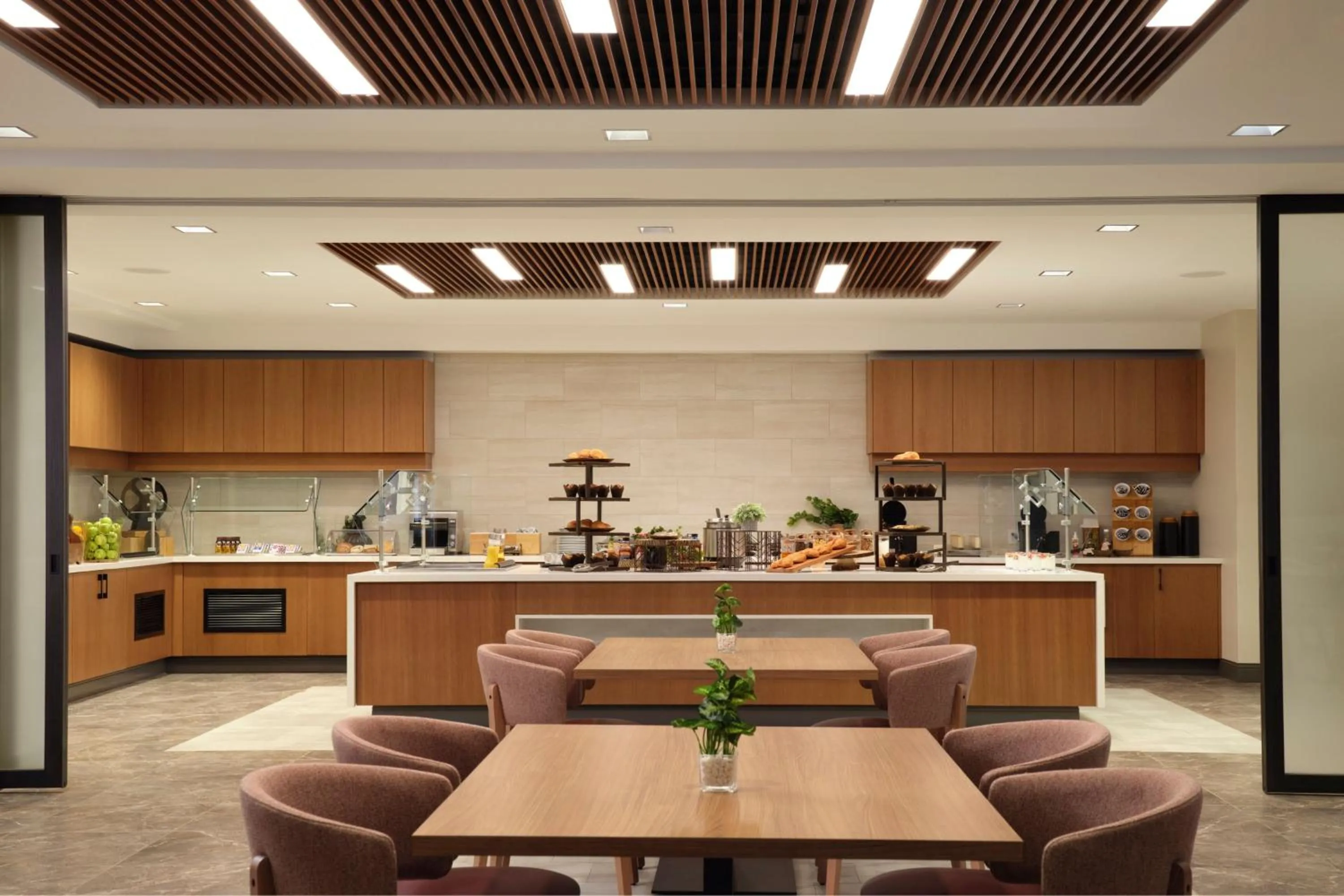 Breakfast in Inn at Bellefield Residence Inn by Marriott