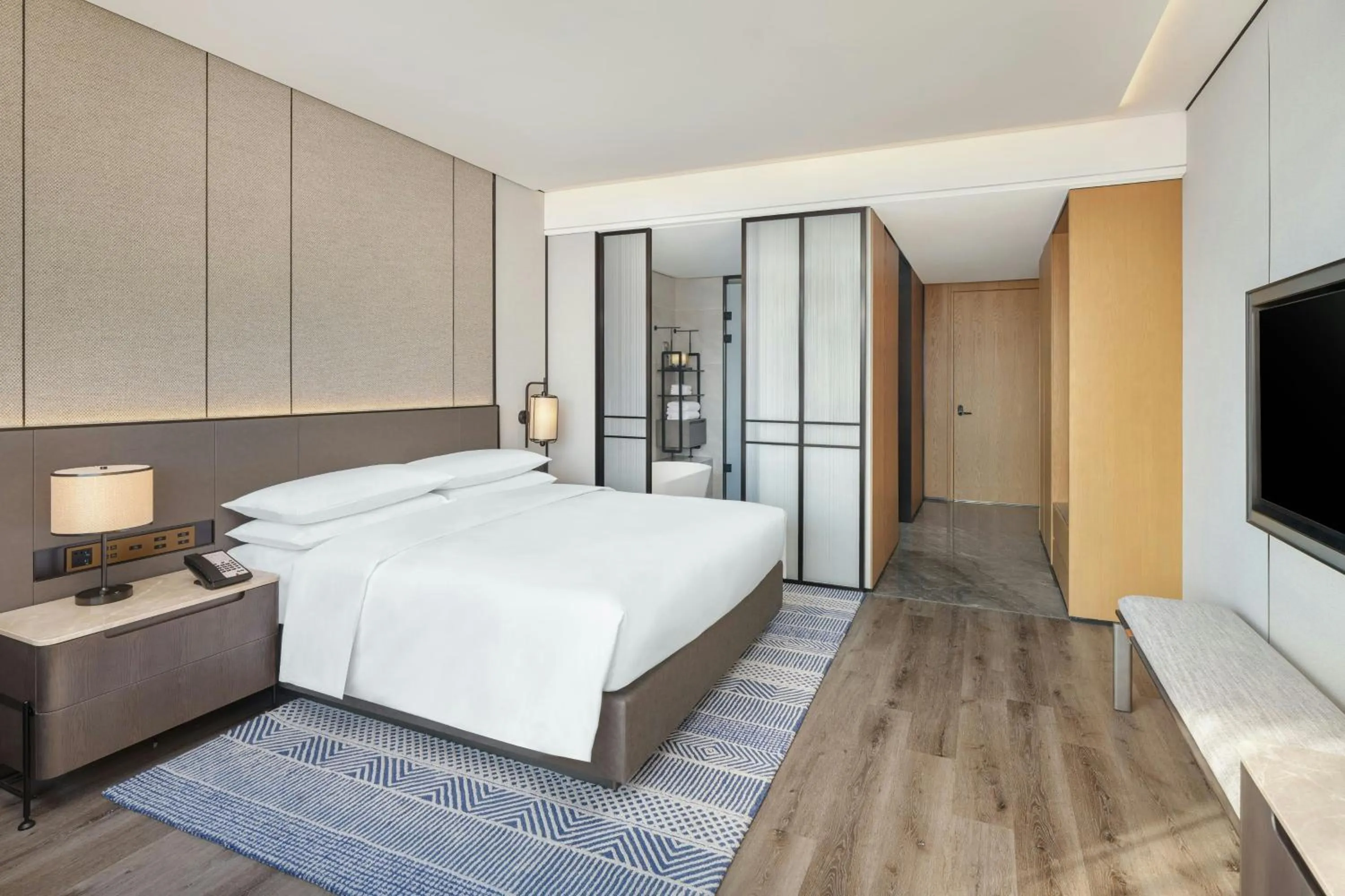 Photo of the whole room, Bed in Sheraton Pujiang