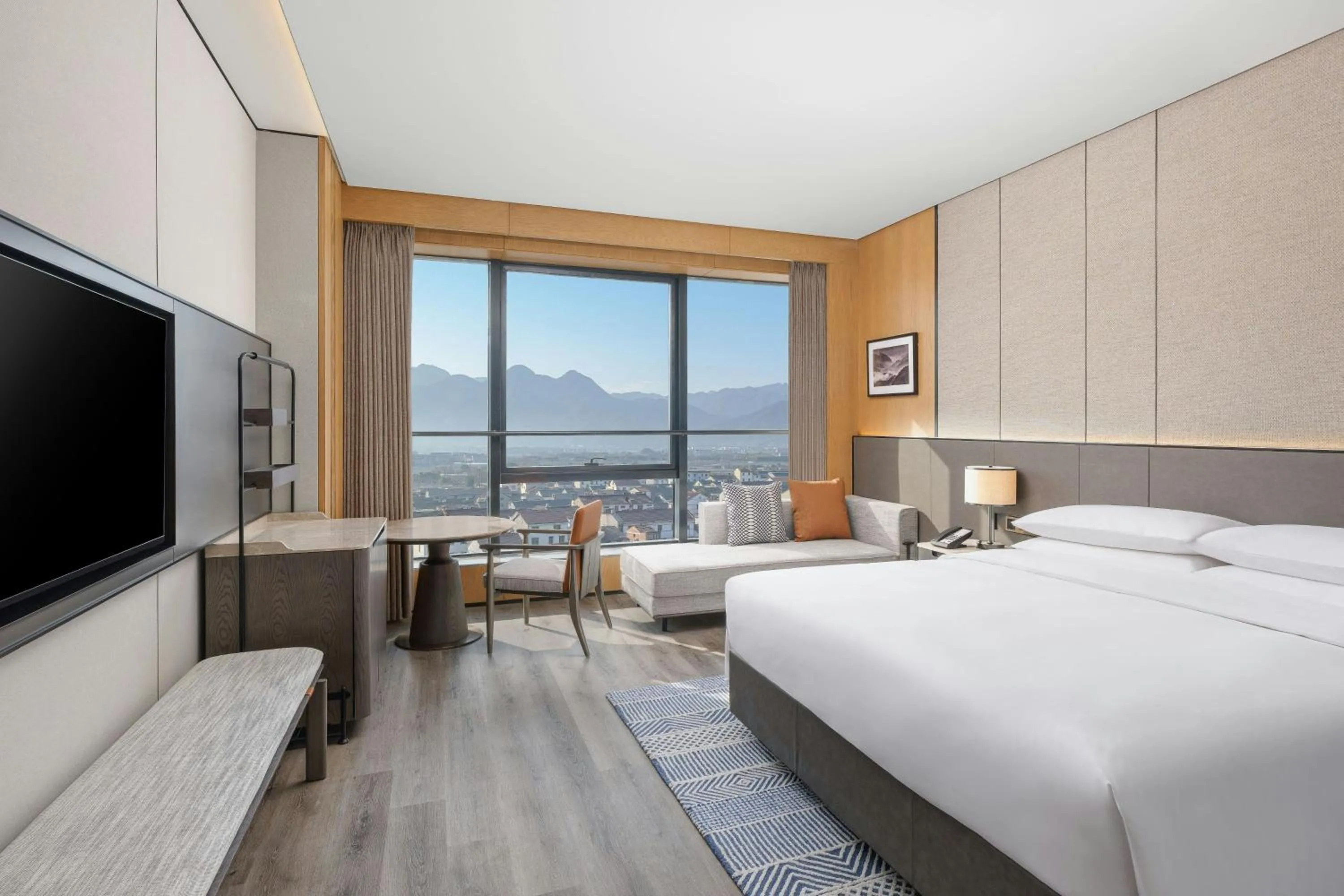 Photo of the whole room, Bed in Sheraton Pujiang