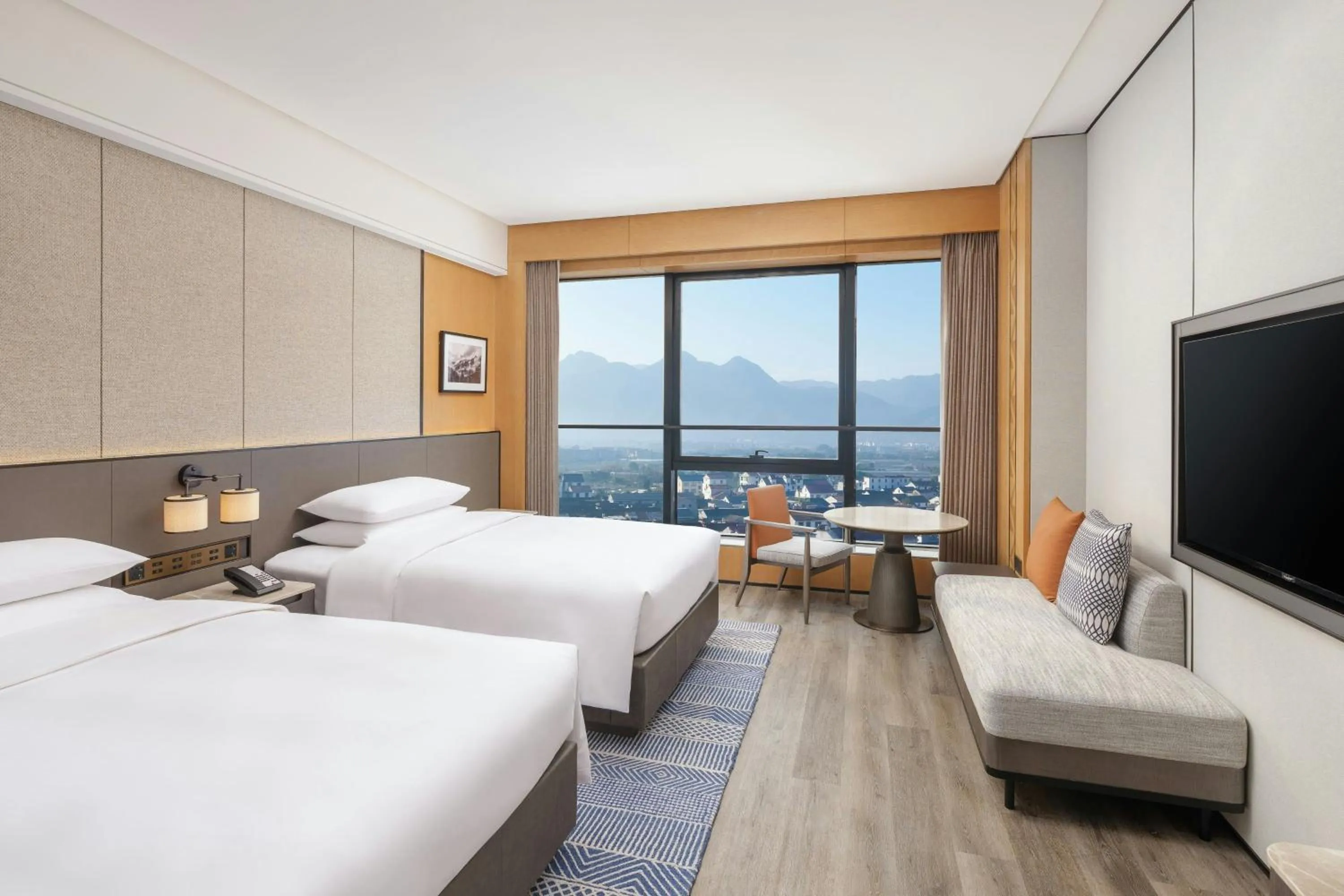 Photo of the whole room, Bed in Sheraton Pujiang