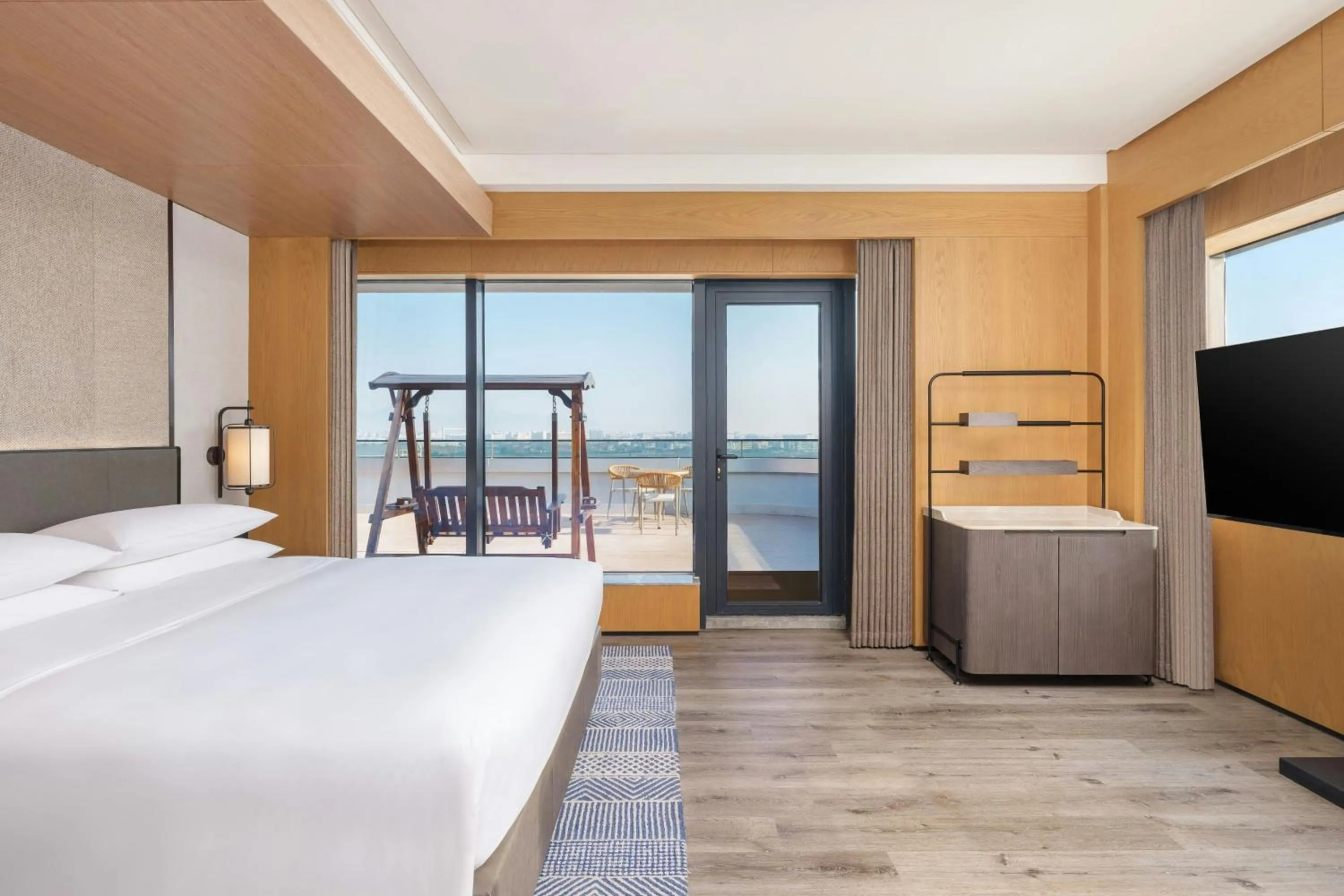 Photo of the whole room, Bed in Sheraton Pujiang