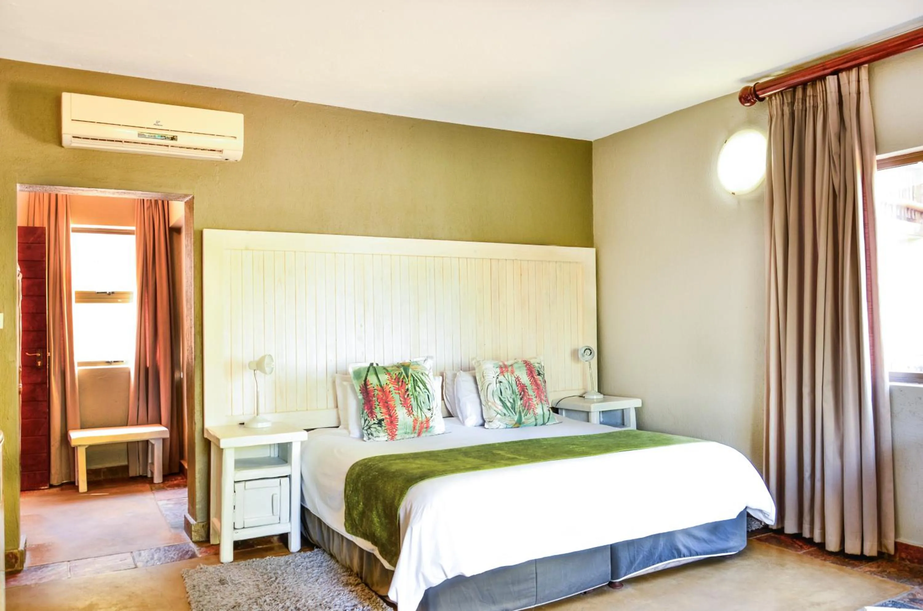 Bed in eBundu Lodge