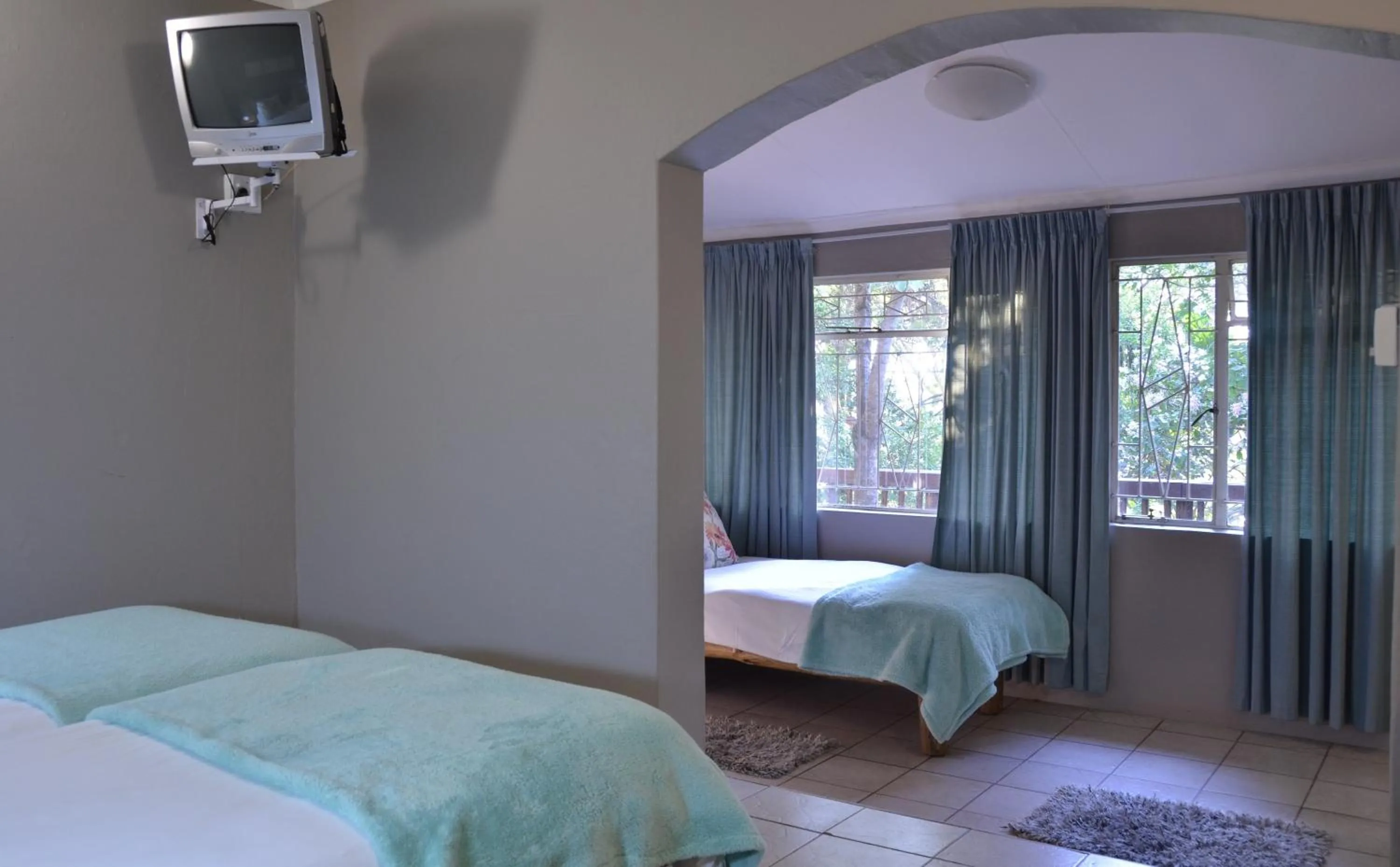 Photo of the whole room, Bed in eBundu Lodge