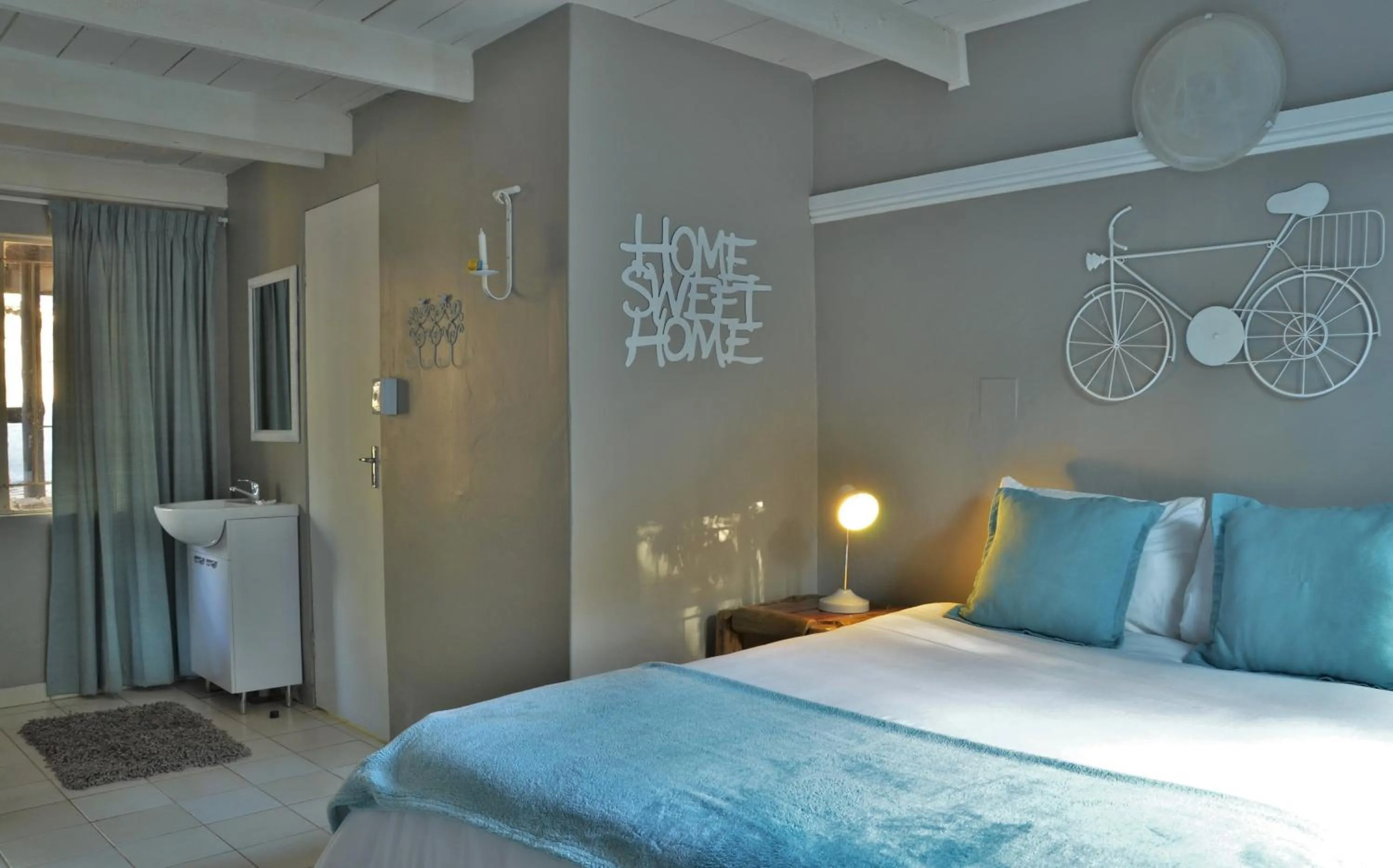 Photo of the whole room, Bed in eBundu Lodge