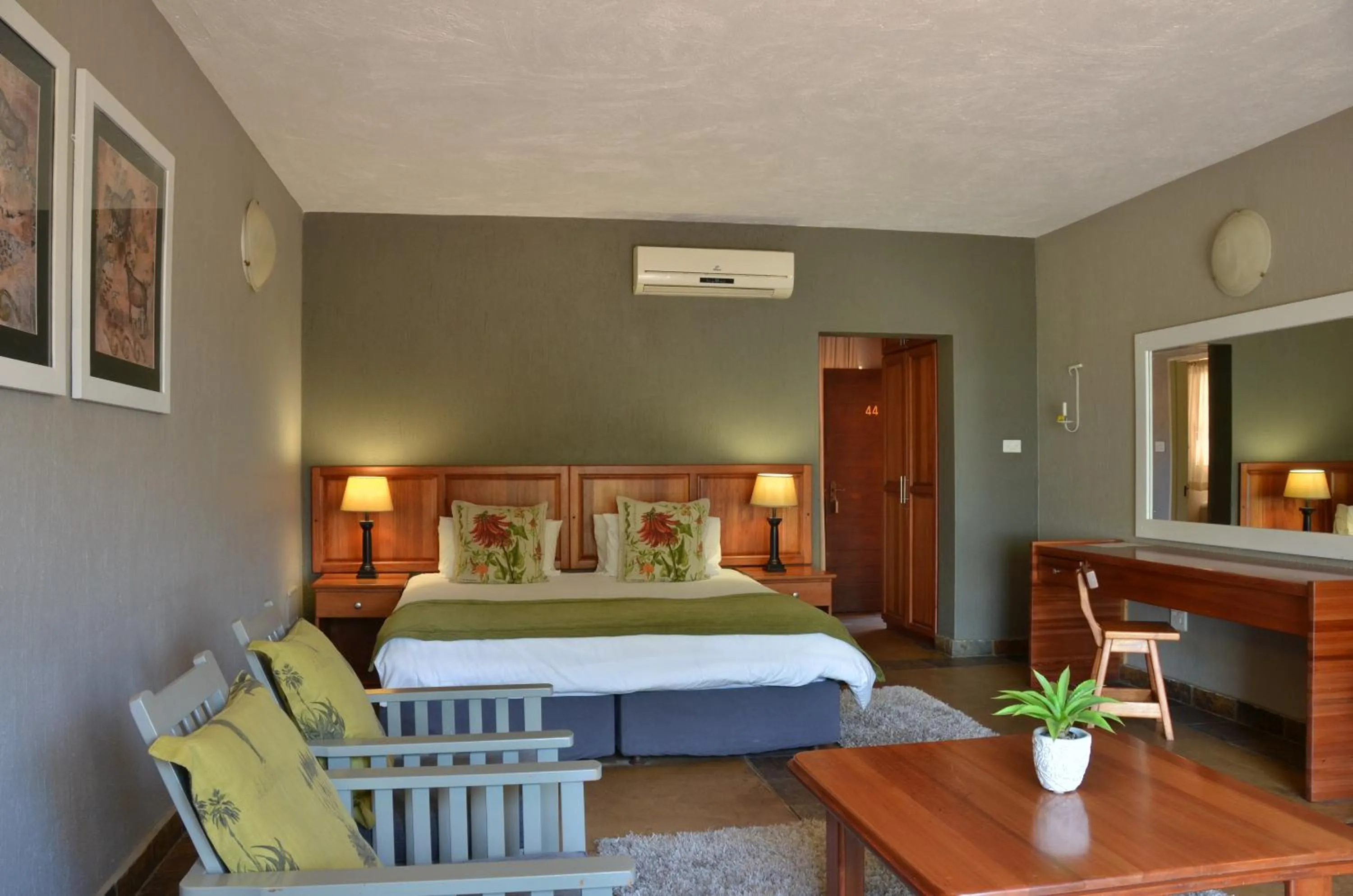 Photo of the whole room, Bed in eBundu Lodge