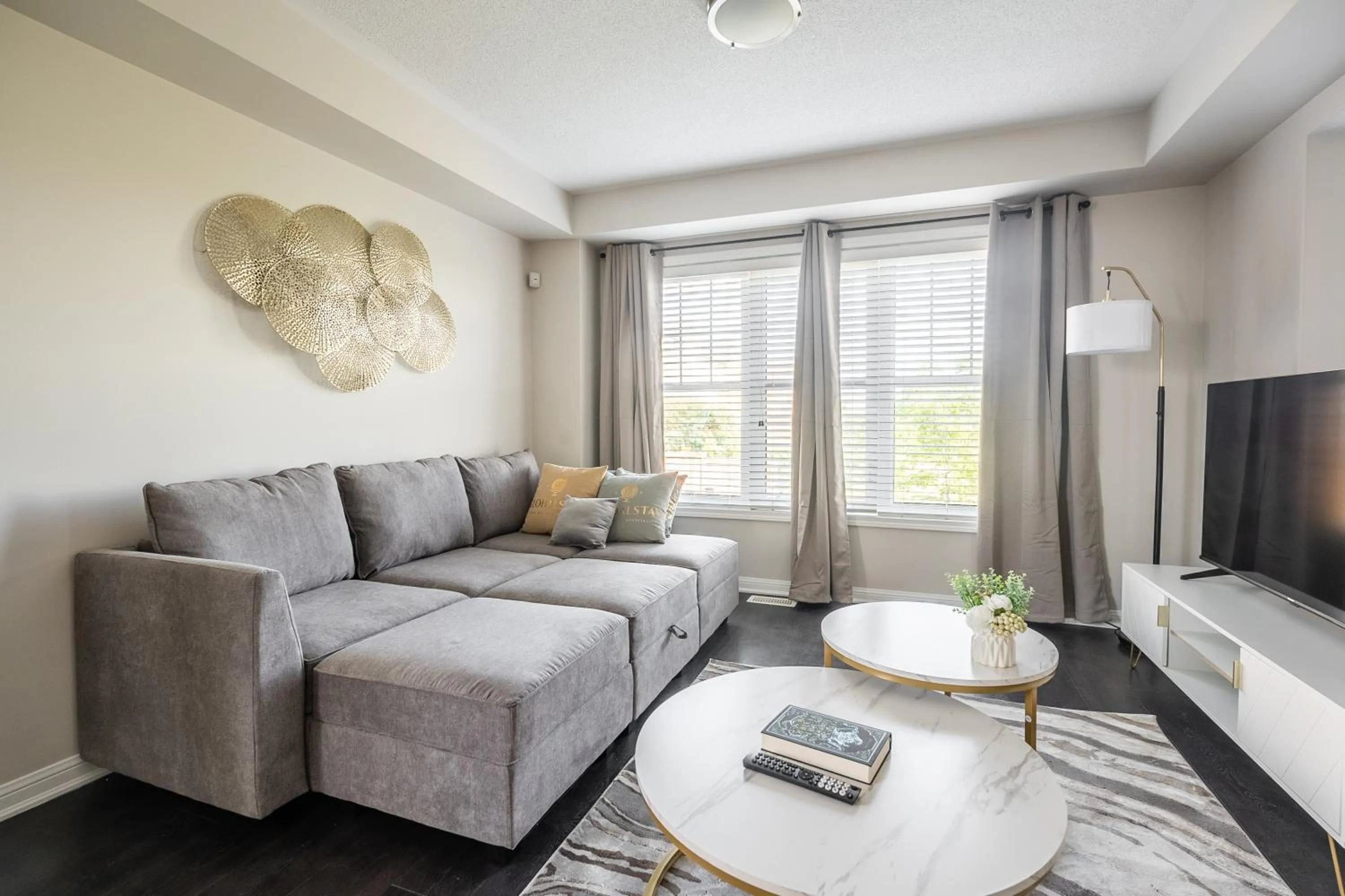 TV and multimedia in GLOBALSTAY Modern 3 Bedroom House in Brampton