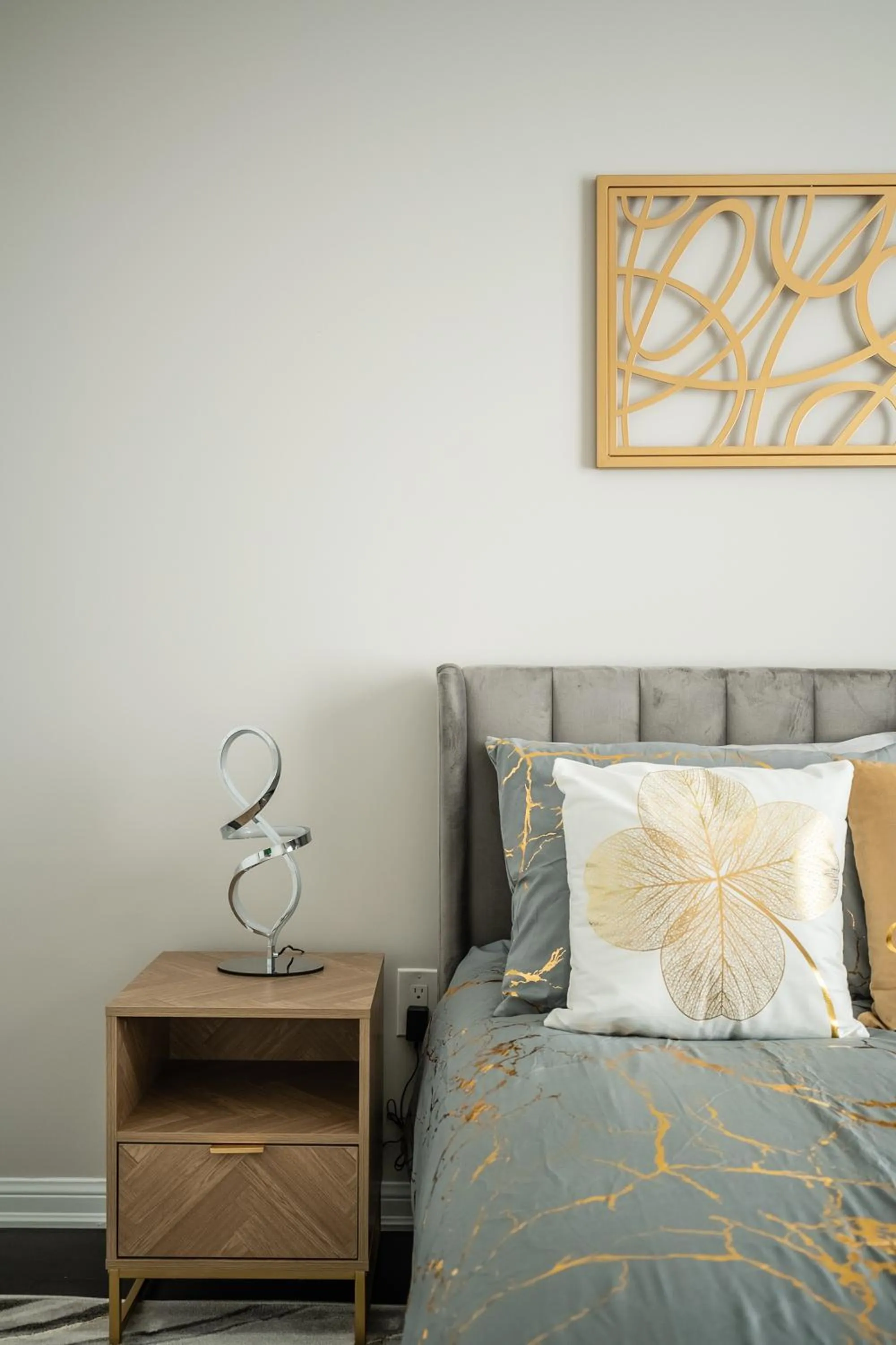 Bed in GLOBALSTAY Modern 3 Bedroom House in Brampton