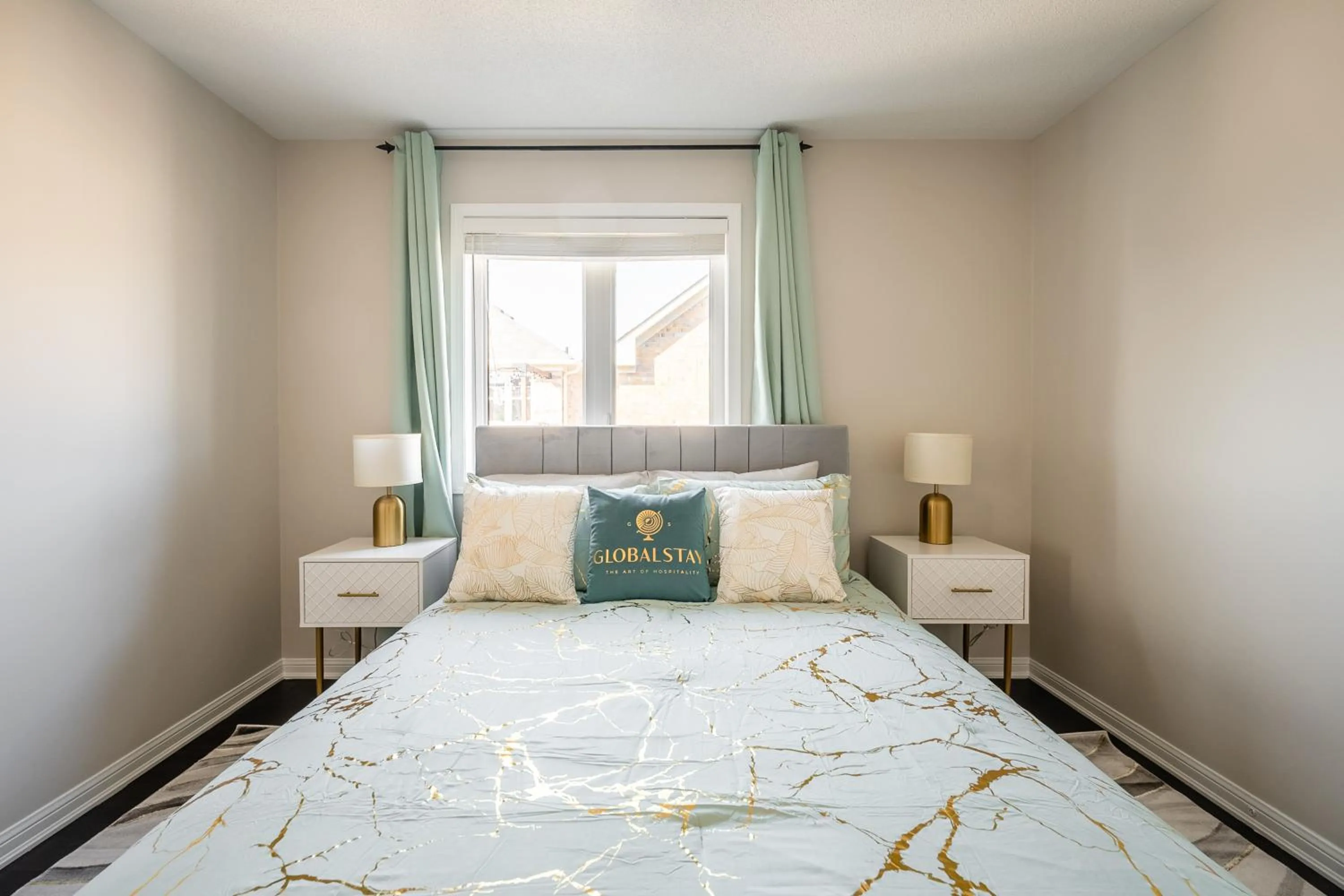 Bed in GLOBALSTAY Modern 3 Bedroom House in Brampton